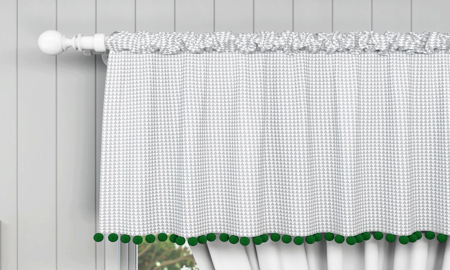 Cortina Pompom e Triângulos Cinza