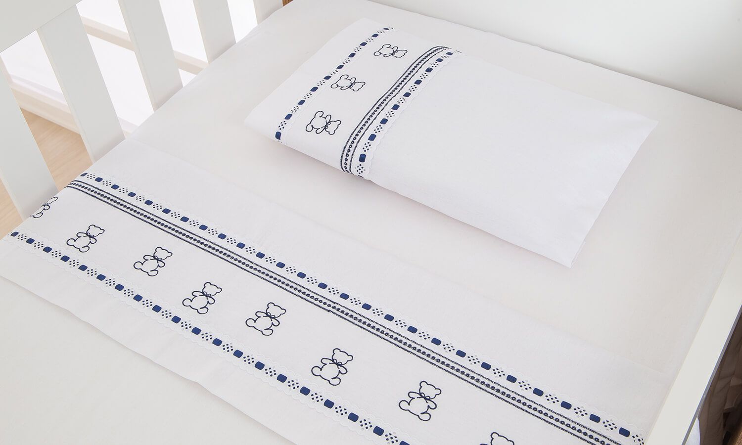 Jogo de Lençol Berço Bordado Ursinho Branco 3 Peças