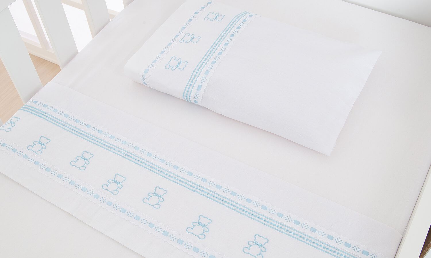 Jogo de Lençol Berço Bordado Ursinho Branco 3 Peças