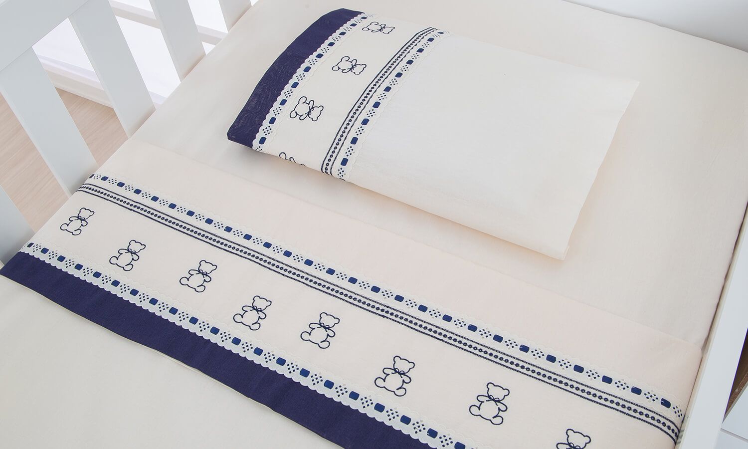 Jogo de Lençol Berço Bordado Ursinho Azul Marinho 3 Peças