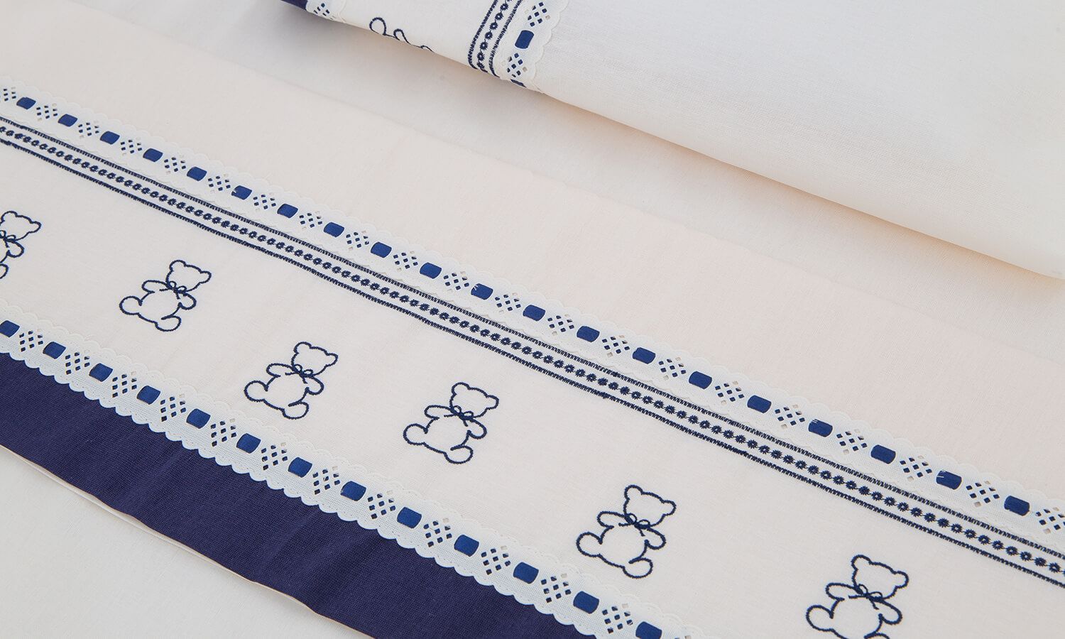 Jogo de Lençol Berço Bordado Ursinho Azul Marinho 3 Peças