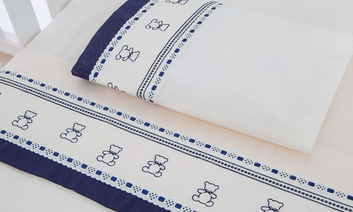 Jogo de Lençol Berço Bordado Ursinho Azul Marinho 3 Peças