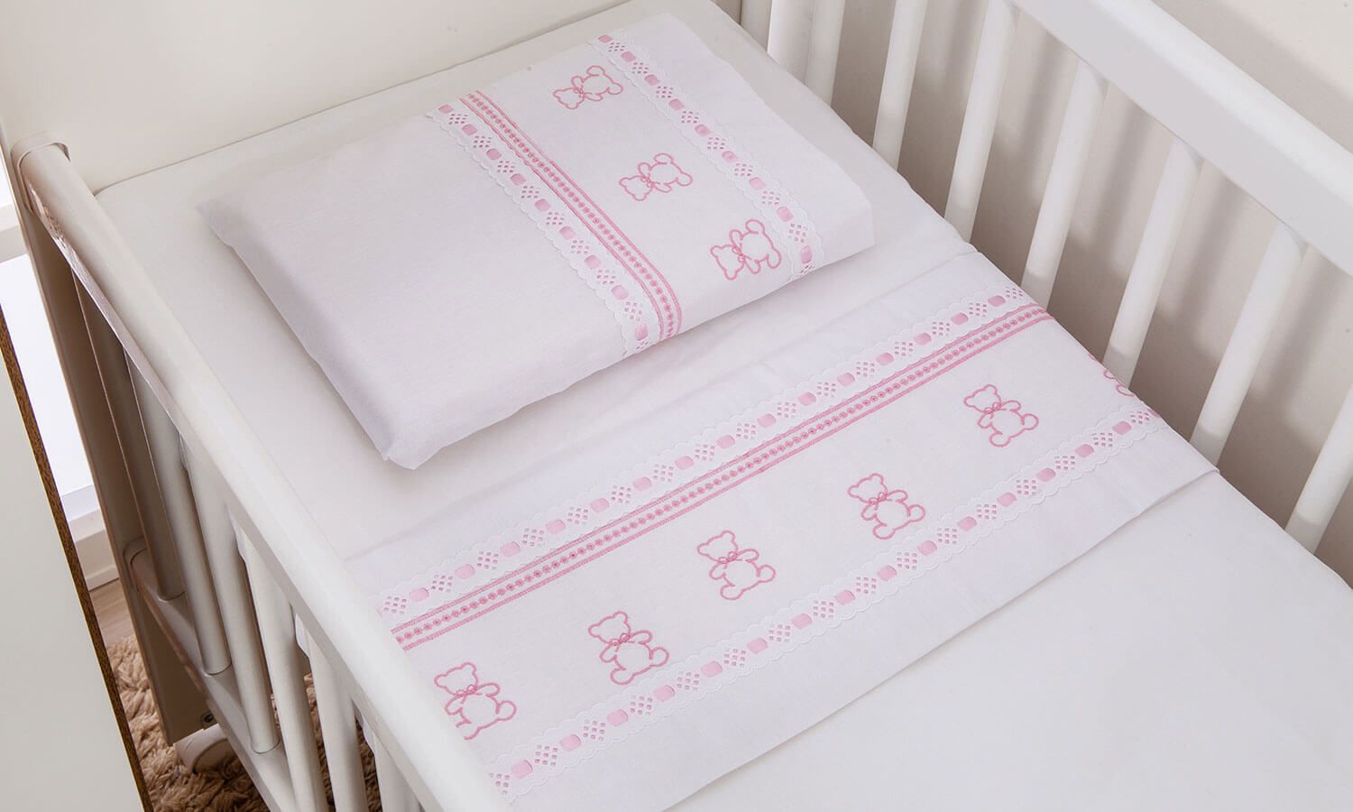 Jogo de Lençol Berço Bordado Ursinho Branco 3 Peças