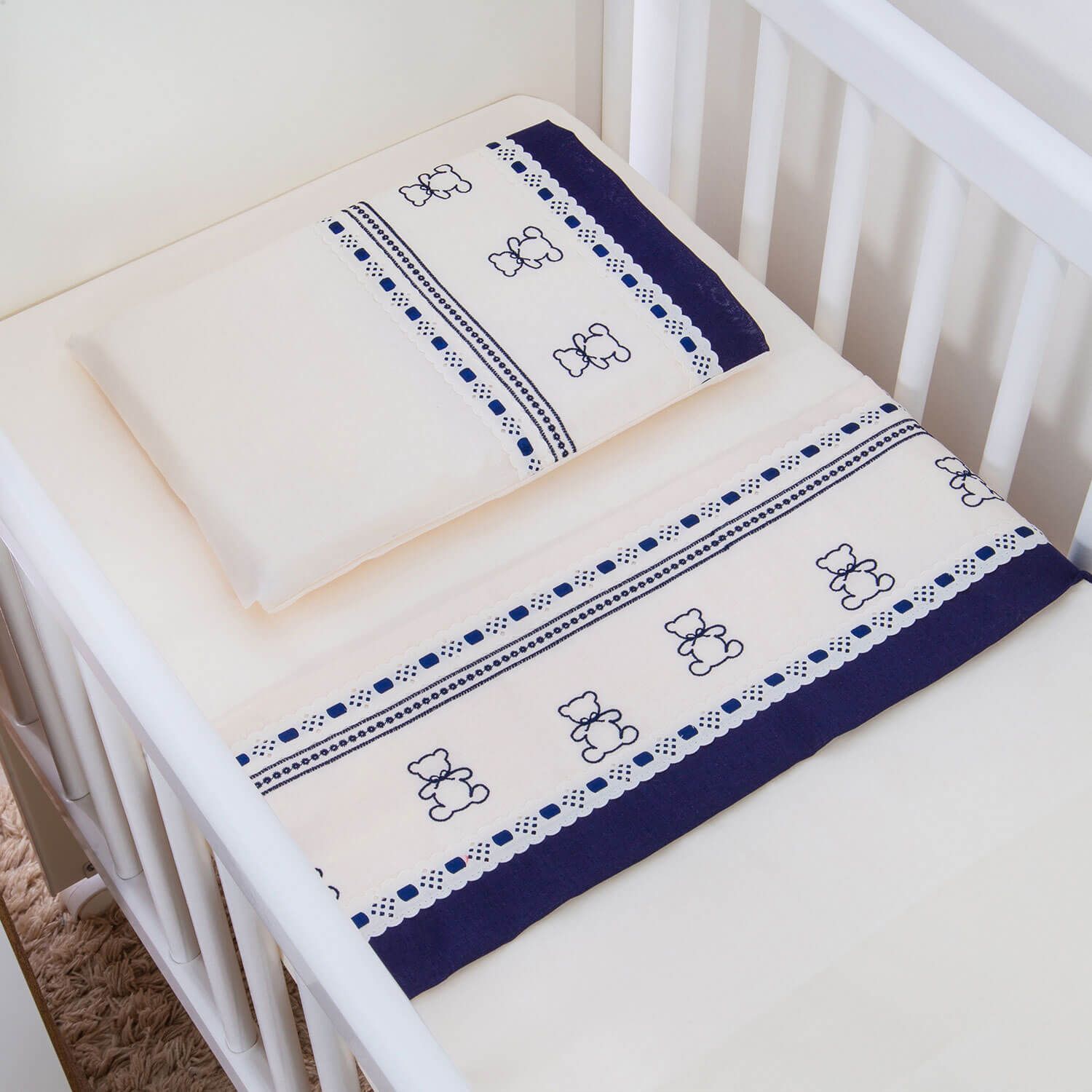 Jogo de Lençol Berço Bordado Ursinho Azul Marinho 3 Peças