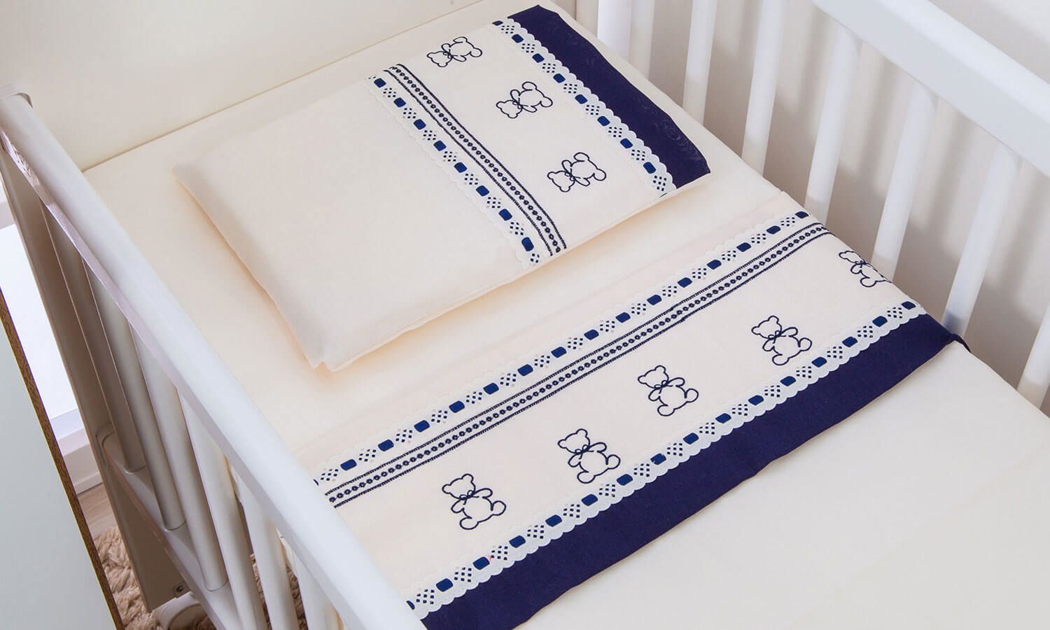 Jogo de Lençol Berço Bordado Ursinho Azul Marinho 3 Peças