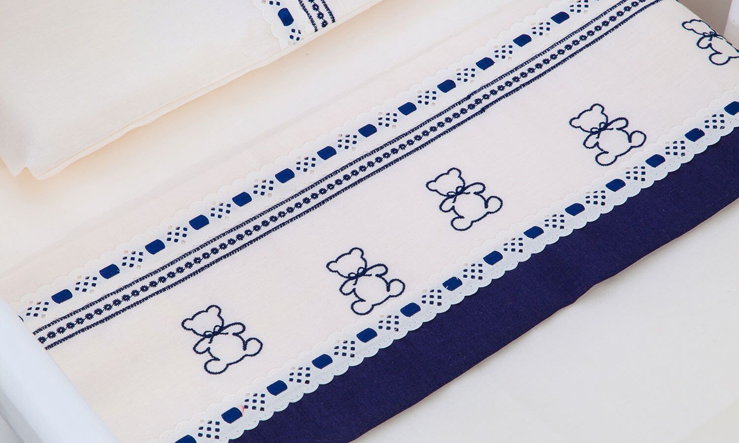 Jogo de Lençol Berço Bordado Ursinho Azul Marinho 3 Peças