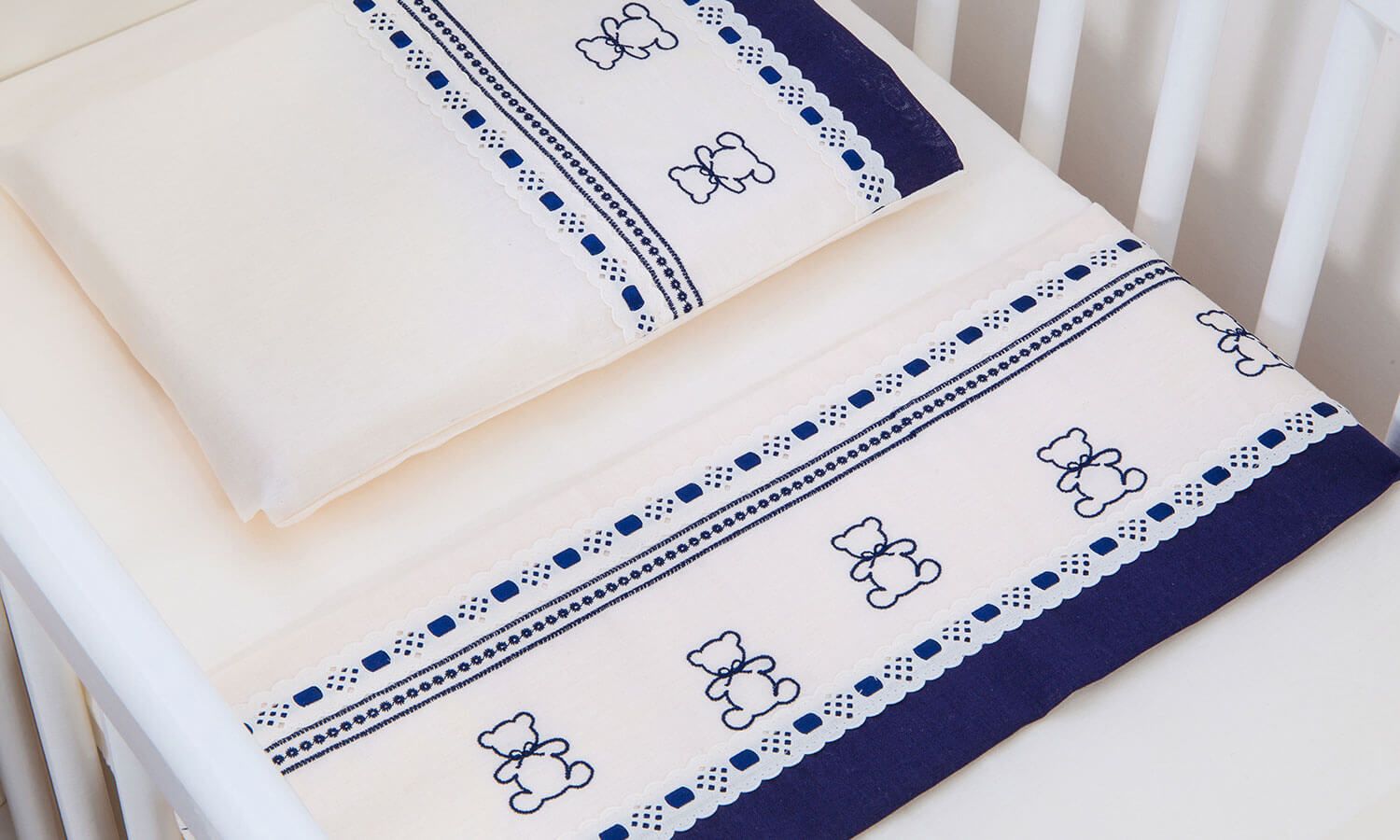 Jogo de Lençol Berço Bordado Ursinho Azul Marinho 3 Peças