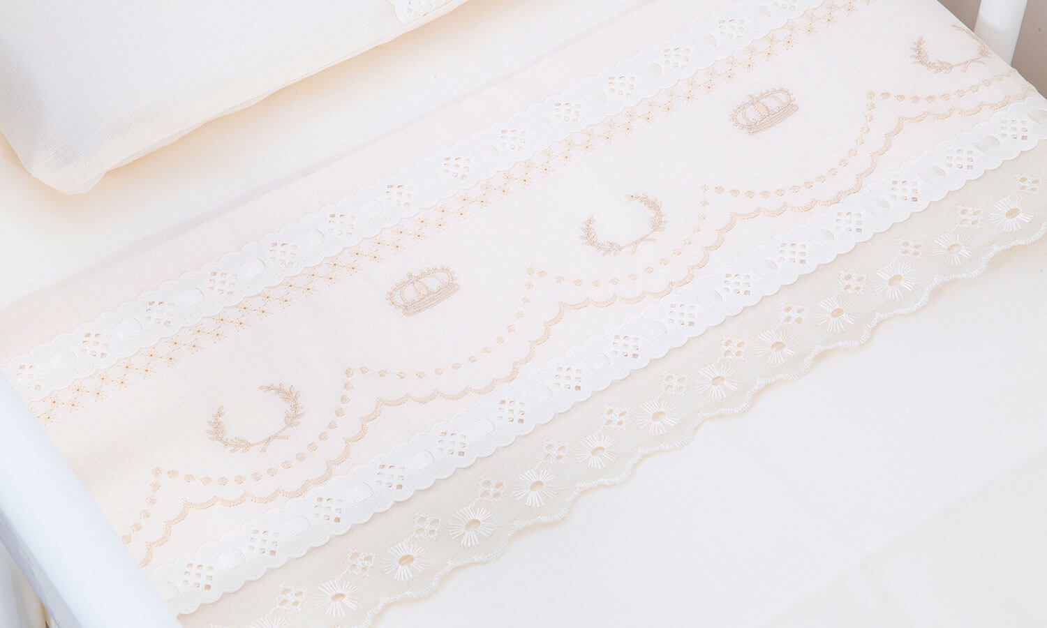 Jogo de Lençol Berço Bordado Mariana Branco 3 Peças