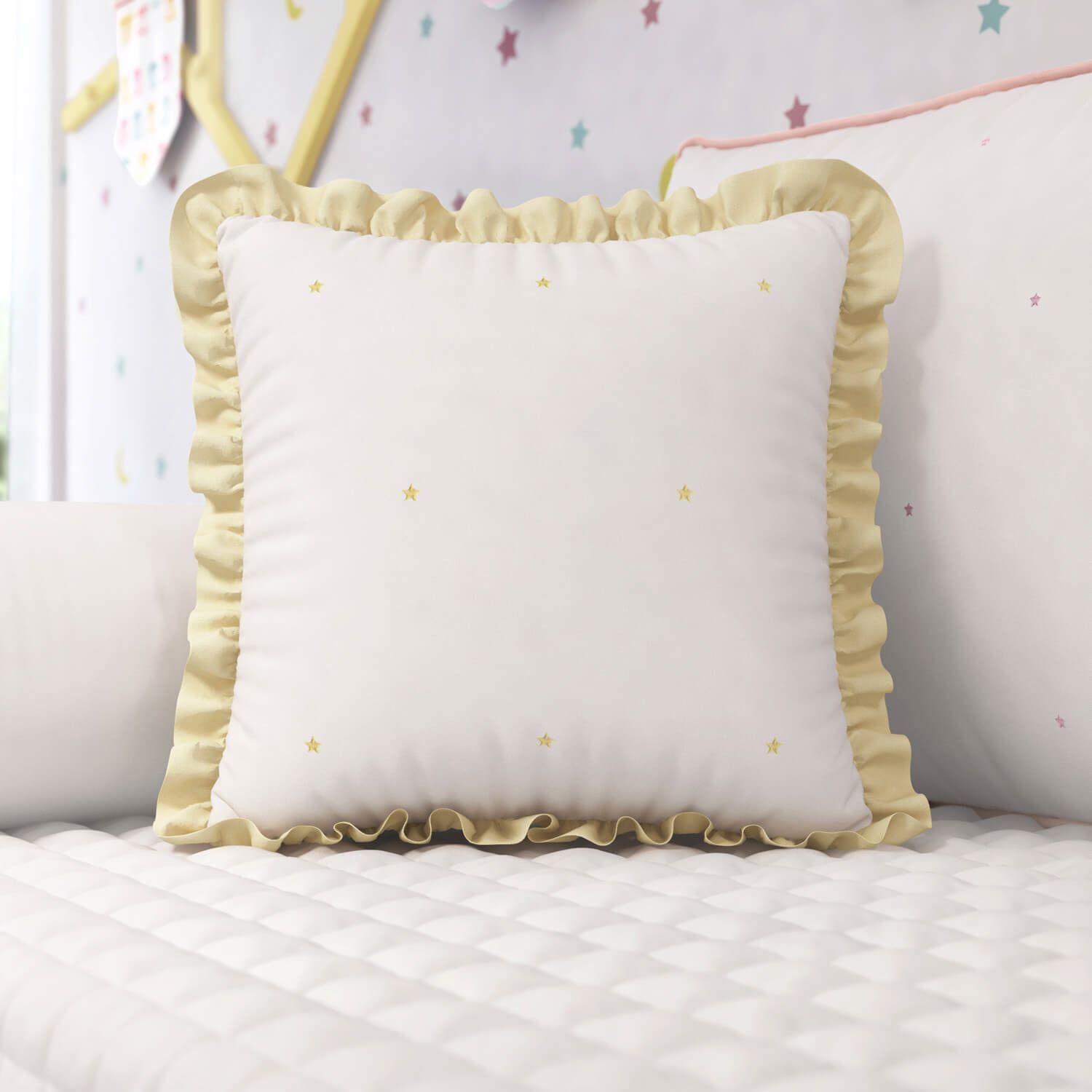 Almofada Babado e Estrelinhas Amarela 38cm