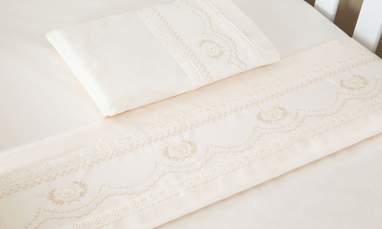 Jogo de Lençol Berço Bordado Ursinho Real Branco 3 Peças