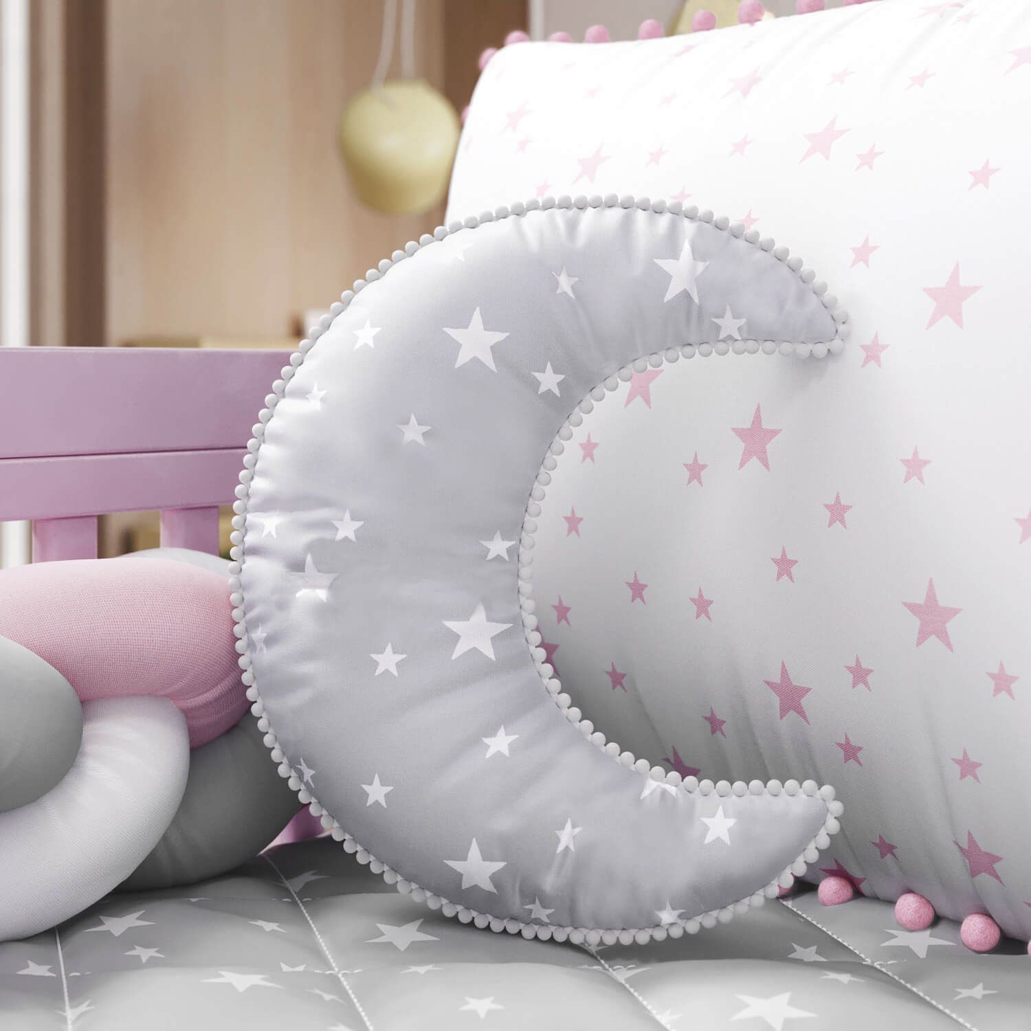 Almofada Lua Estrelinhas Pompom 30cm