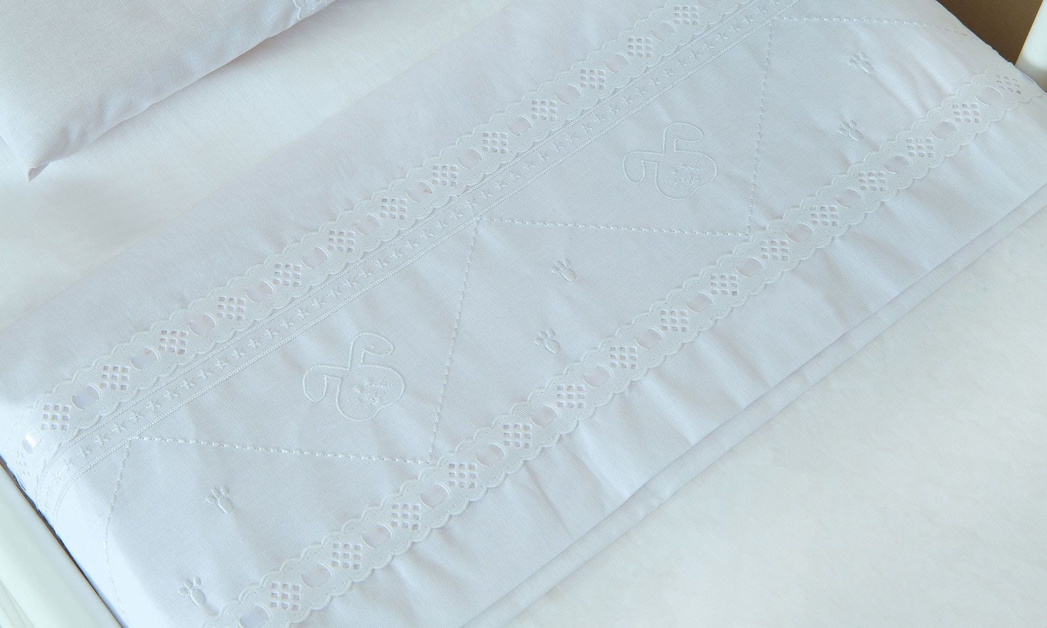 Jogo de Lençol Berço Bordado Coelho Branco 3 Peças