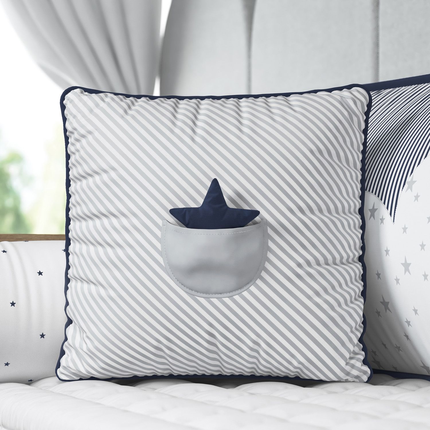 Almofada Listrada com Bolso Estrelinha Cinza/Salmão 38cm