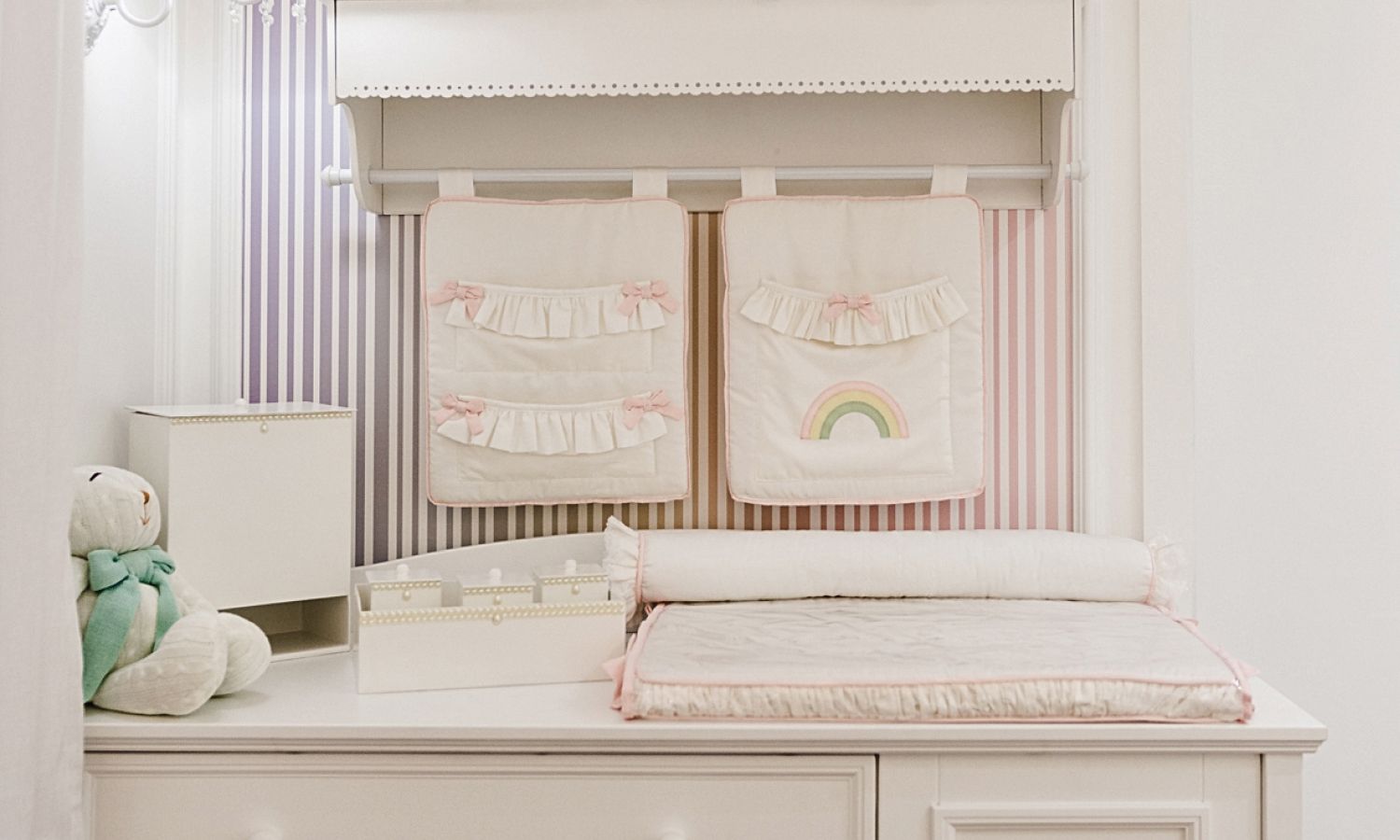 Porta Fraldas Varão Arco-Íris com Babado