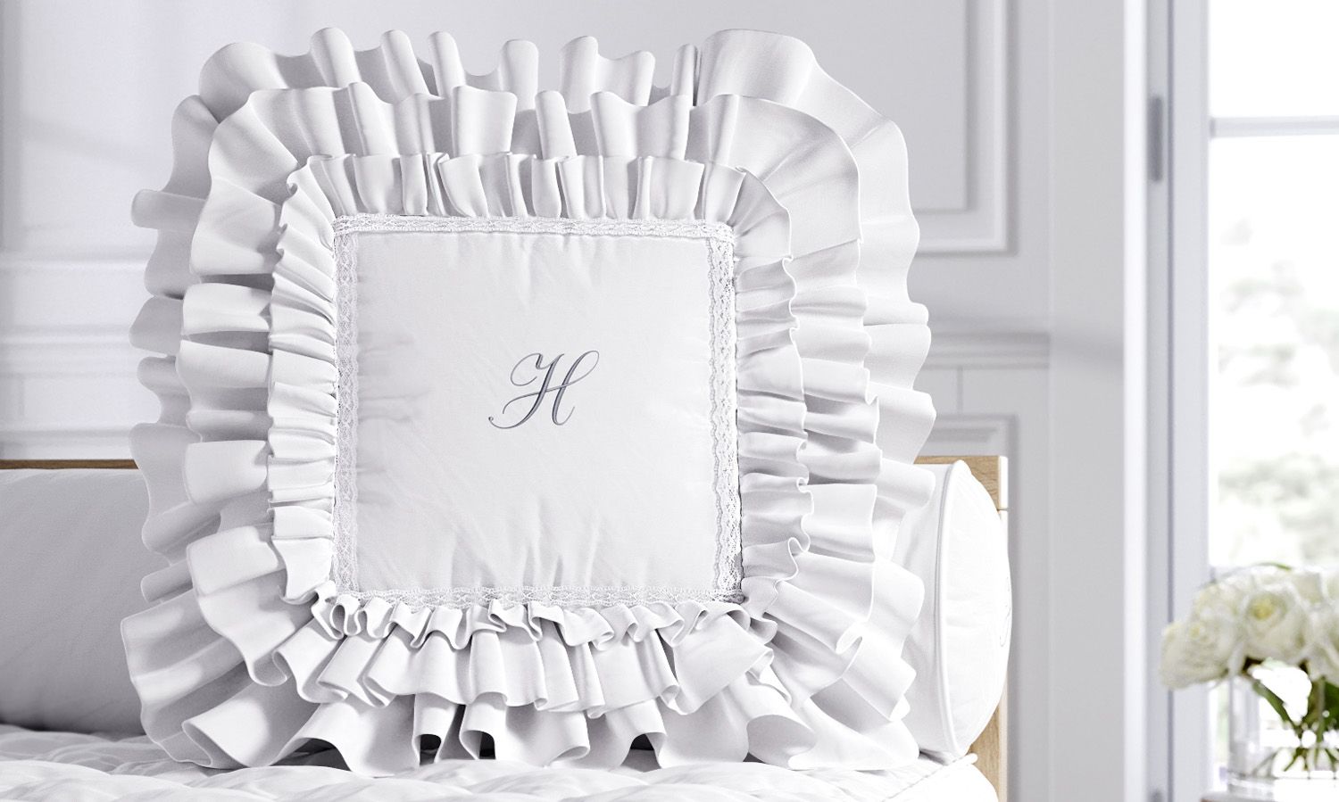 Almofada Personalizada com Babados e Renda Branca 38cm