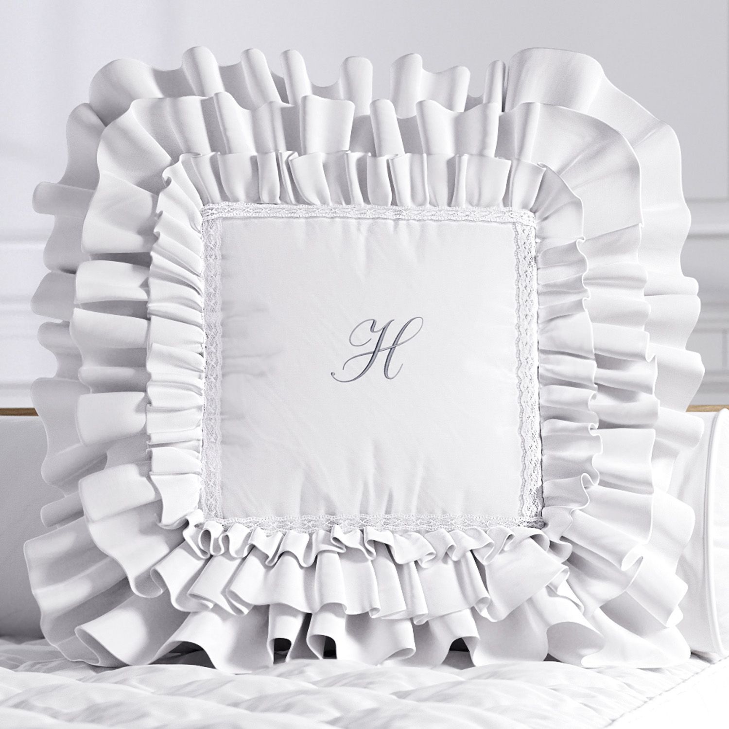 Almofada Personalizada com Babados e Renda Branca 38cm