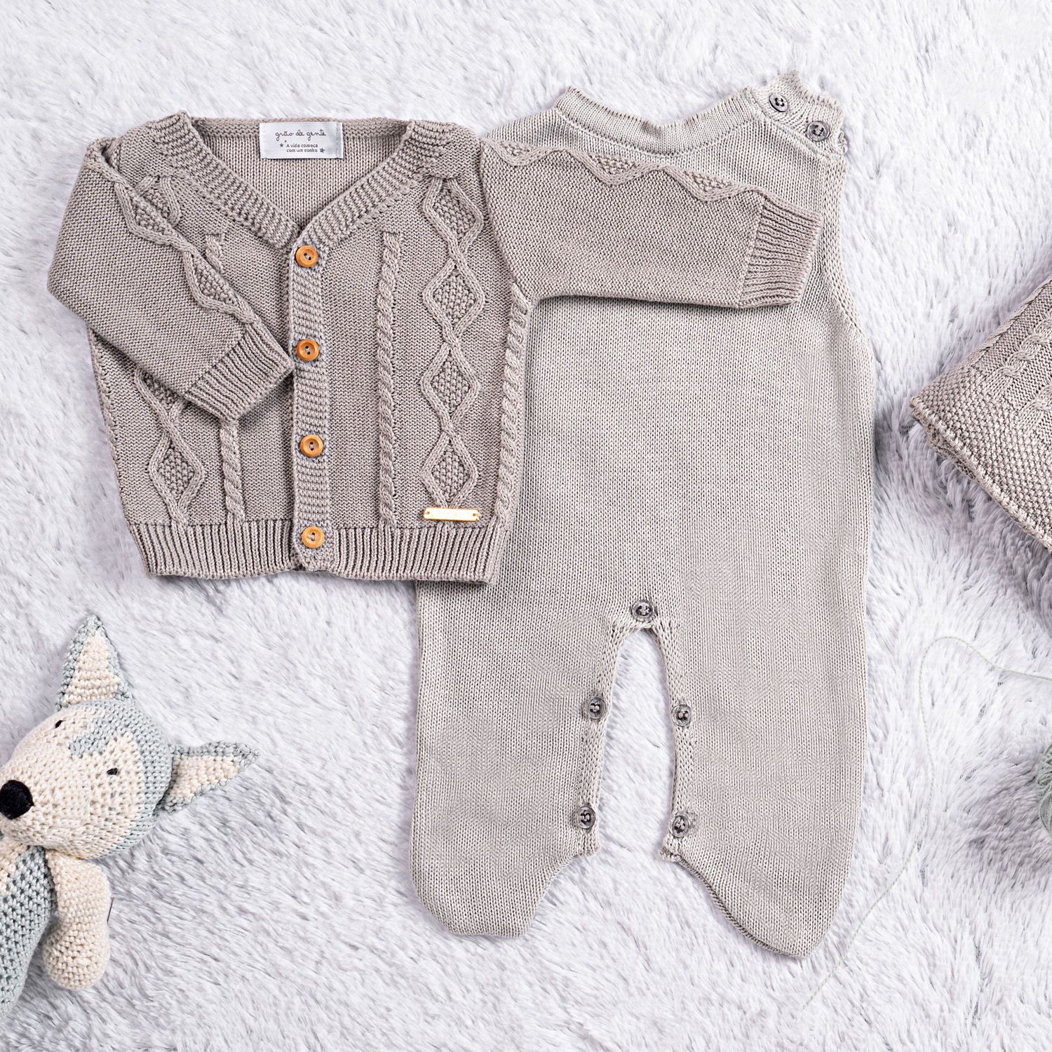 Saída Maternidade Tricot Trança Cinza Macaron