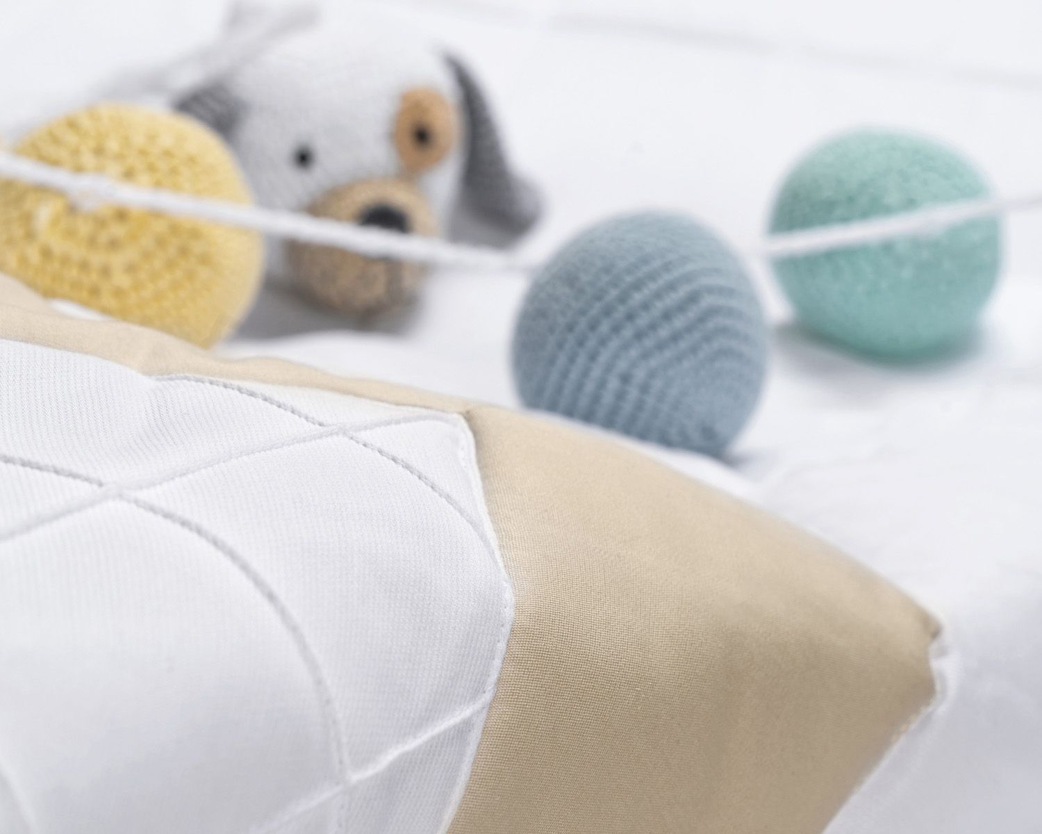 Edredom Berço Matelassê Branco e Bege