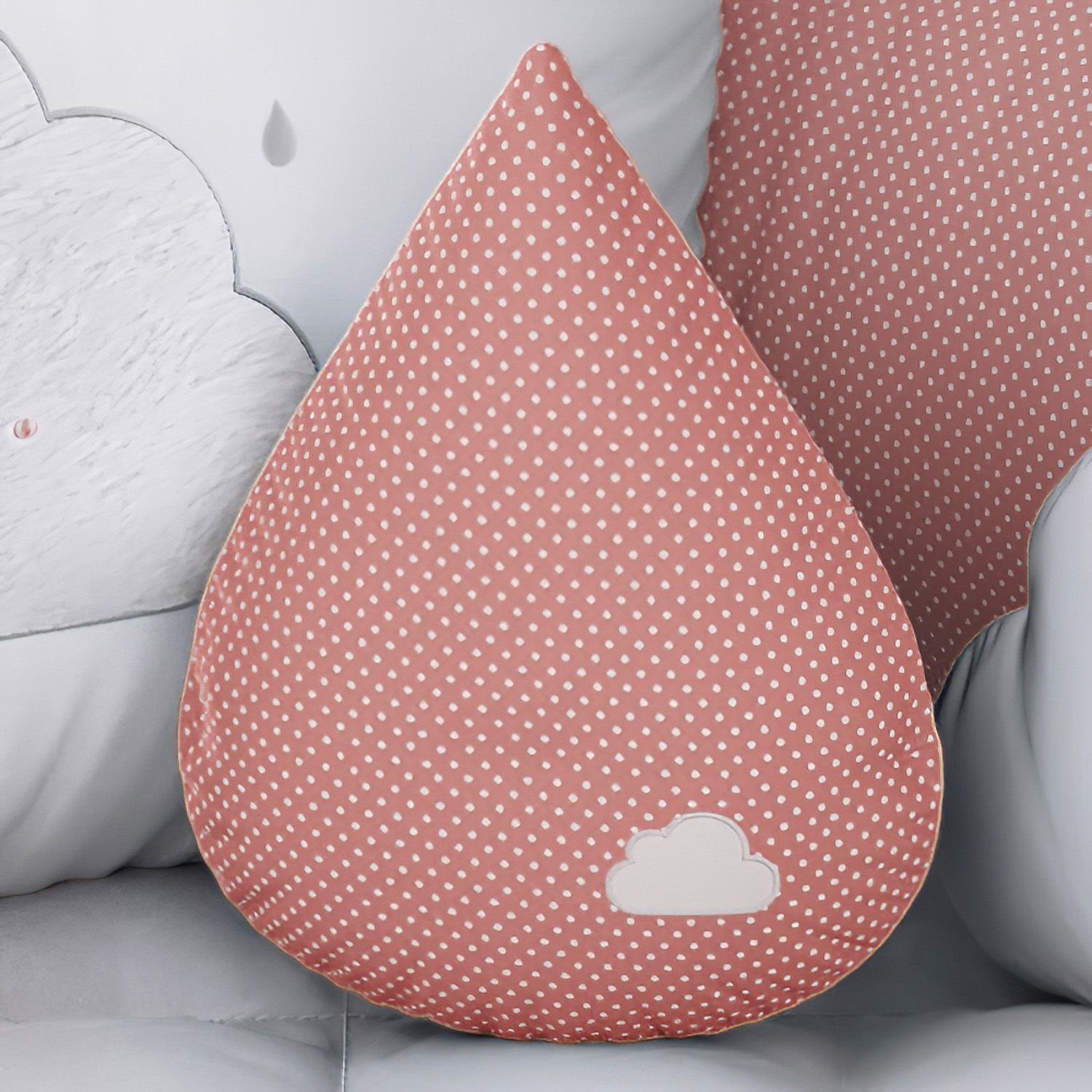 Almofada Gota Bolinha Rosa com Nuvem 30cm
