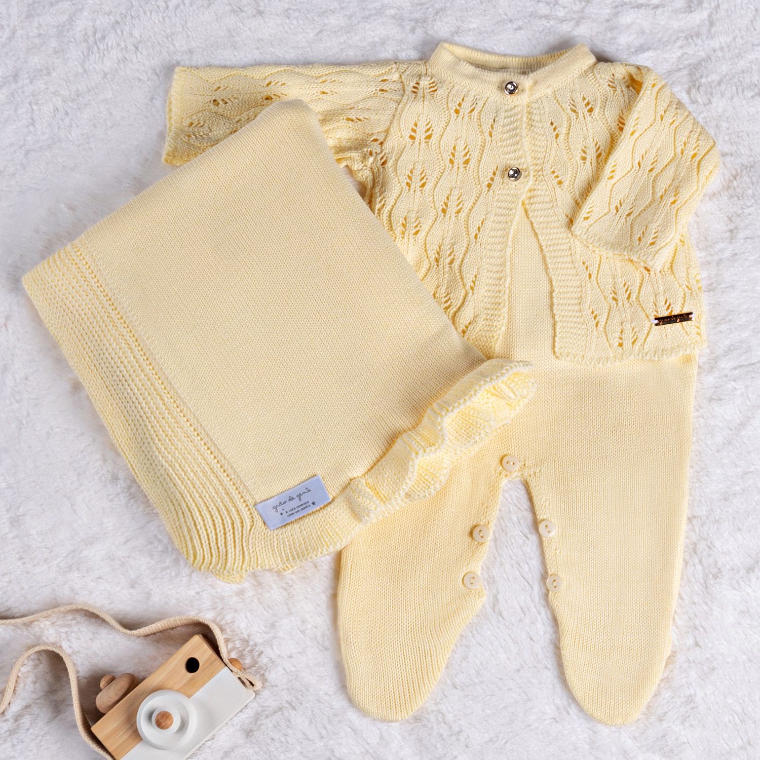 Saída Maternidade Casaquinho Vazado Amarelo Camomila 03 Peças