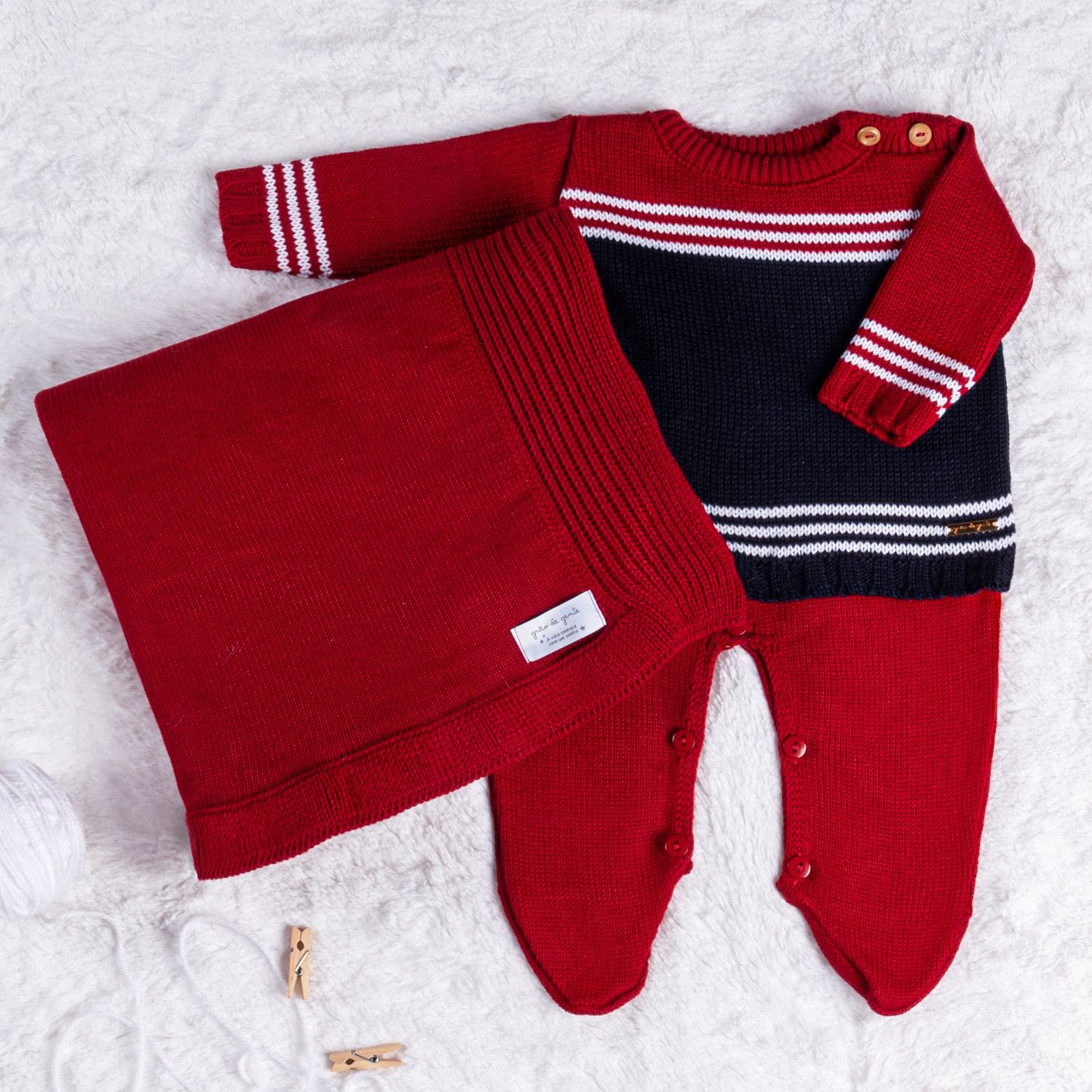 Saída Maternidade Tricot Listra Vermelho e Azul Marinho 03 Peças