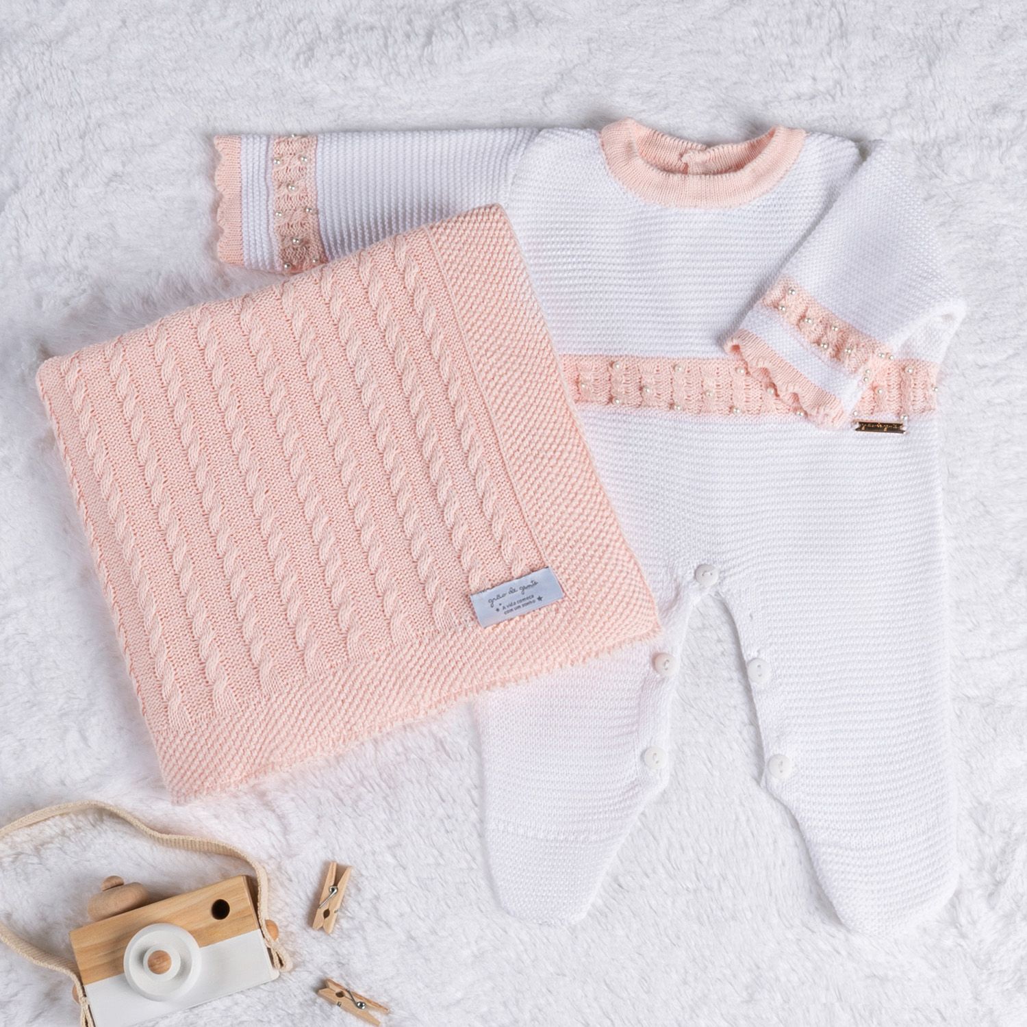 Saída Maternidade Tricot Macacão com Pérolas Branco e Rosa 02 Peças