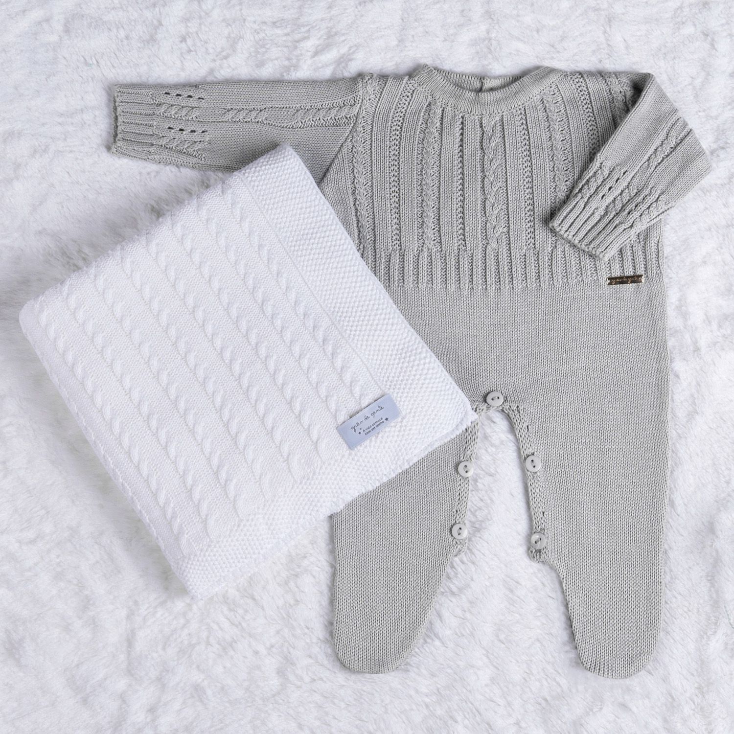Saída Maternidade Tricot Trança Macacão Cinza Macaron 02 Peças