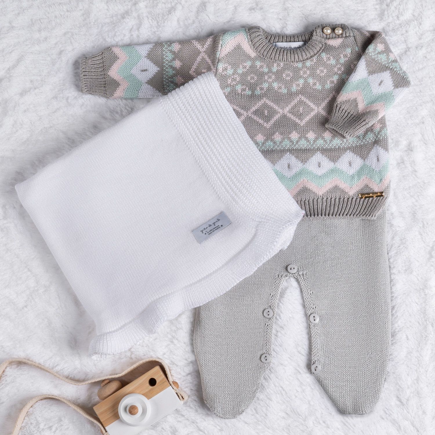 Saída Maternidade Tricot Casaquinho Jacquard Geométrico Cinza, Rosa e Verde