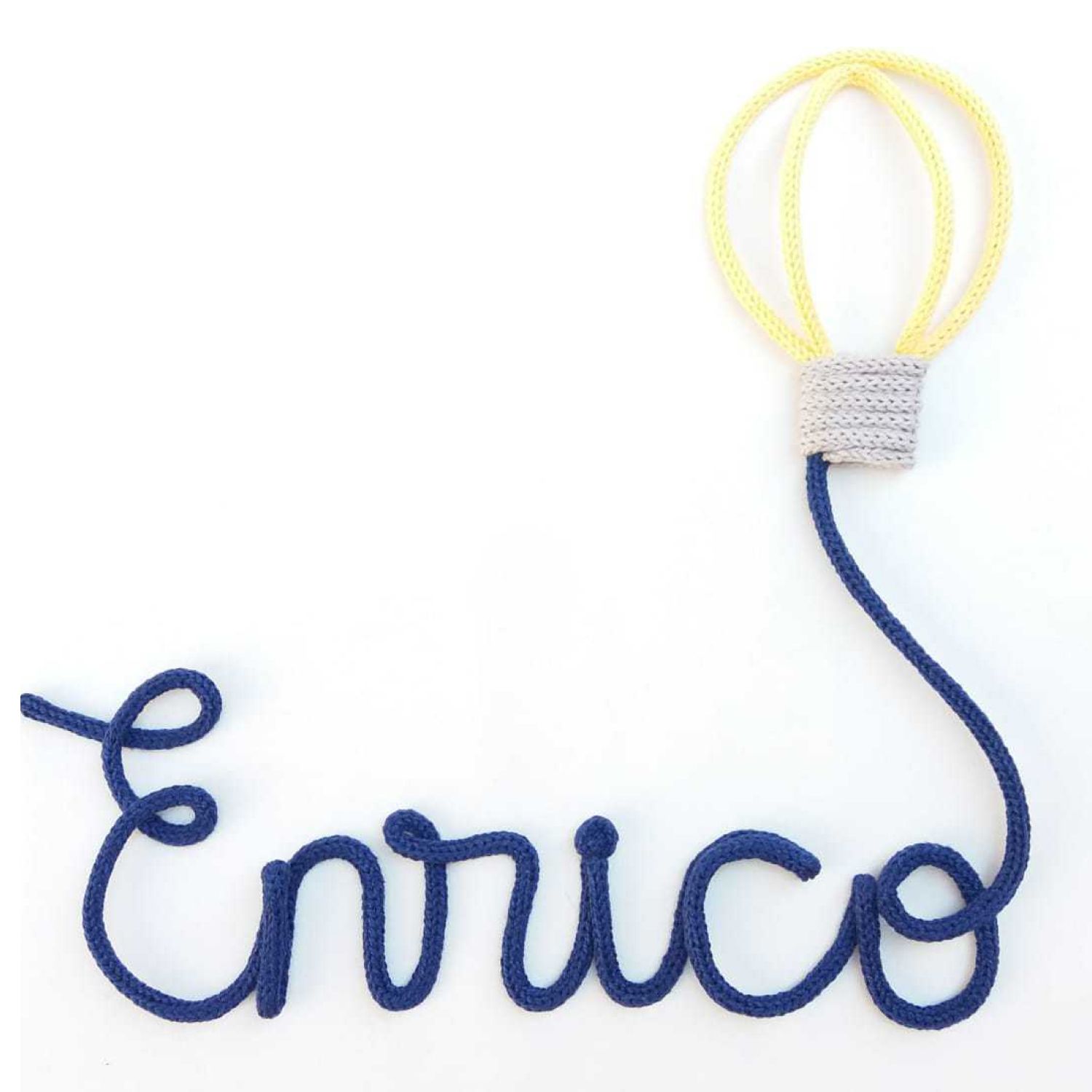 Nome Tricotin Personalizado Balão Amarelo e Azul Marinho (até 6 letras)