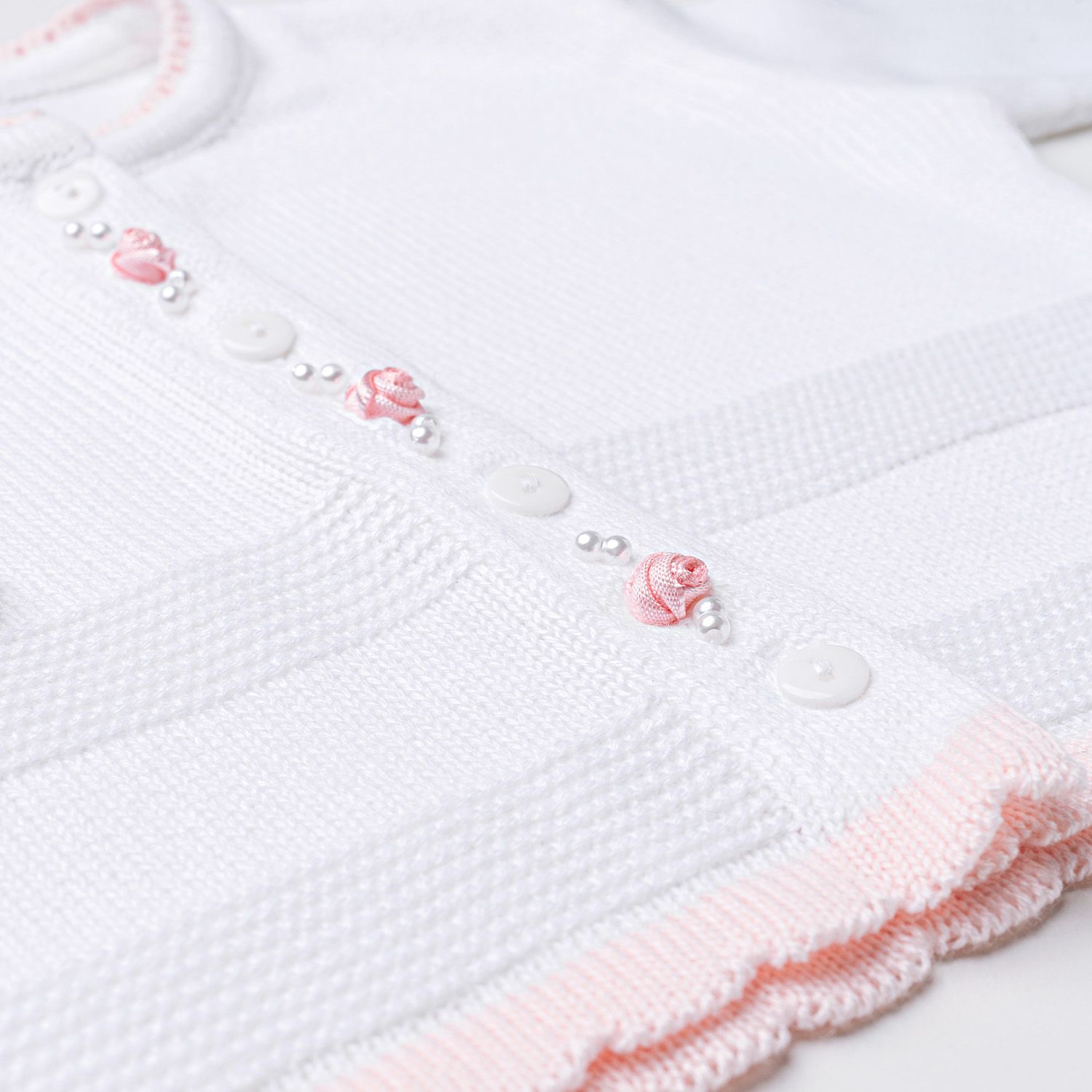 Saída Maternidade Tricot Casaquinho Flor Rococó e Macacão Branco 02 Peças