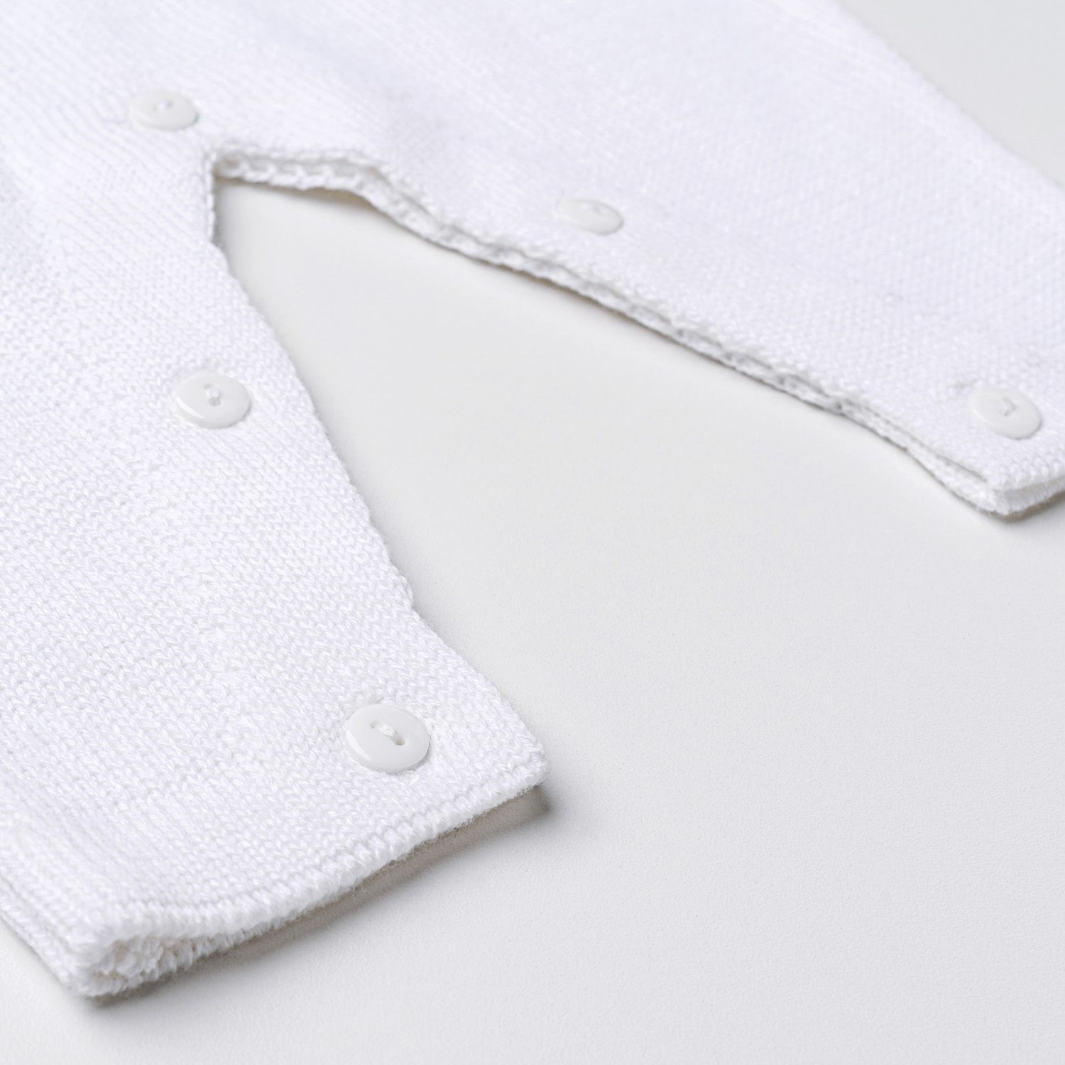 Saída Maternidade Tricot Casaquinho Flor Rococó e Macacão Branco 02 Peças