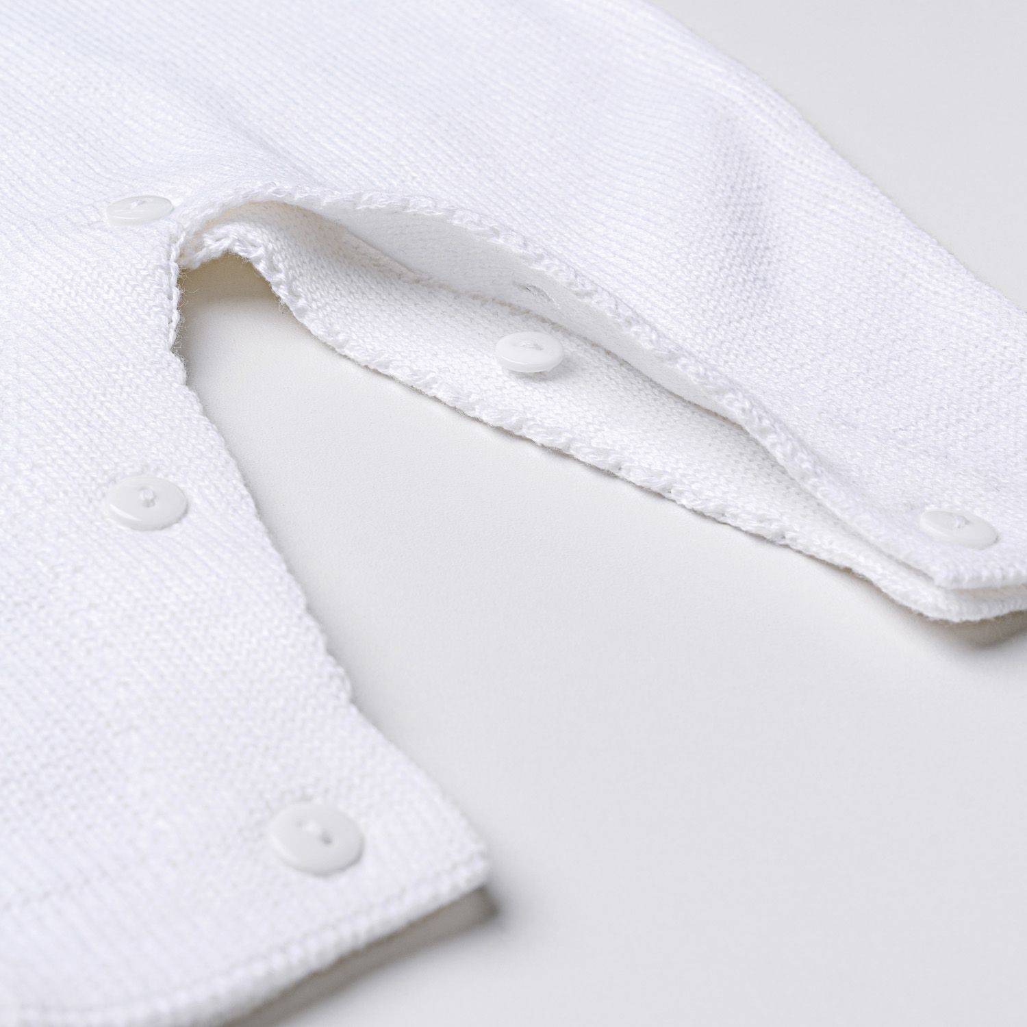 Saída Maternidade Tricot Casaquinho Flor Rococó e Macacão Branco 02 Peças