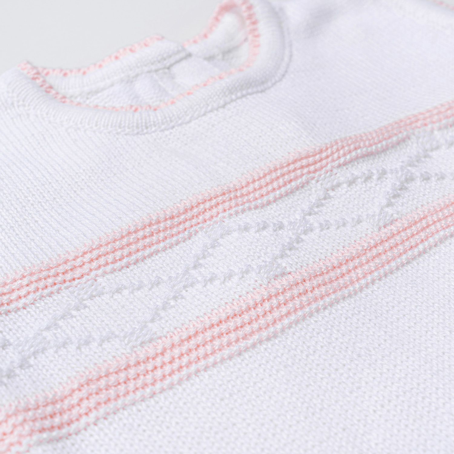 Saída Maternidade Tricot Casaquinho Flor Rococó e Macacão Branco 02 Peças