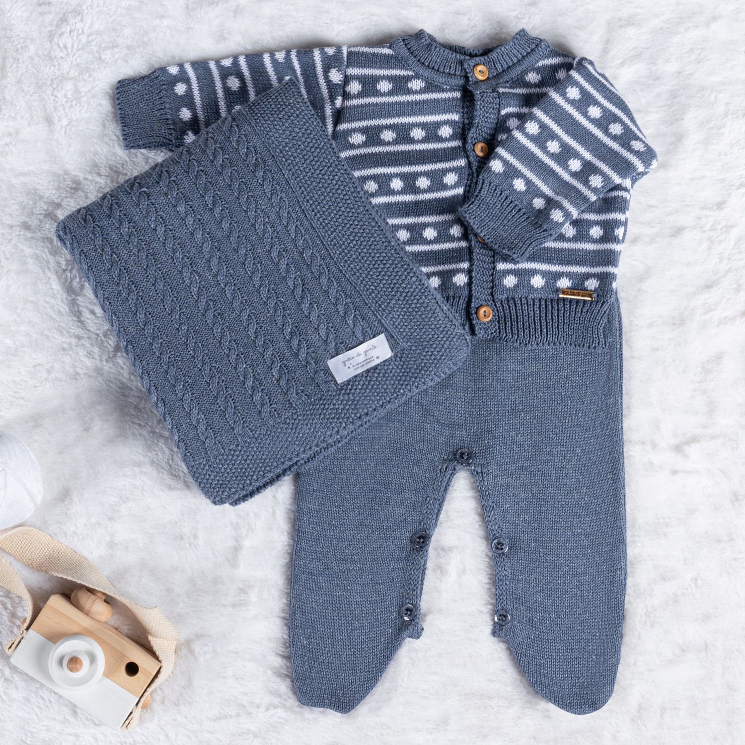 Saída Maternidade Tricot Clássico Poá Azul 03 Peças