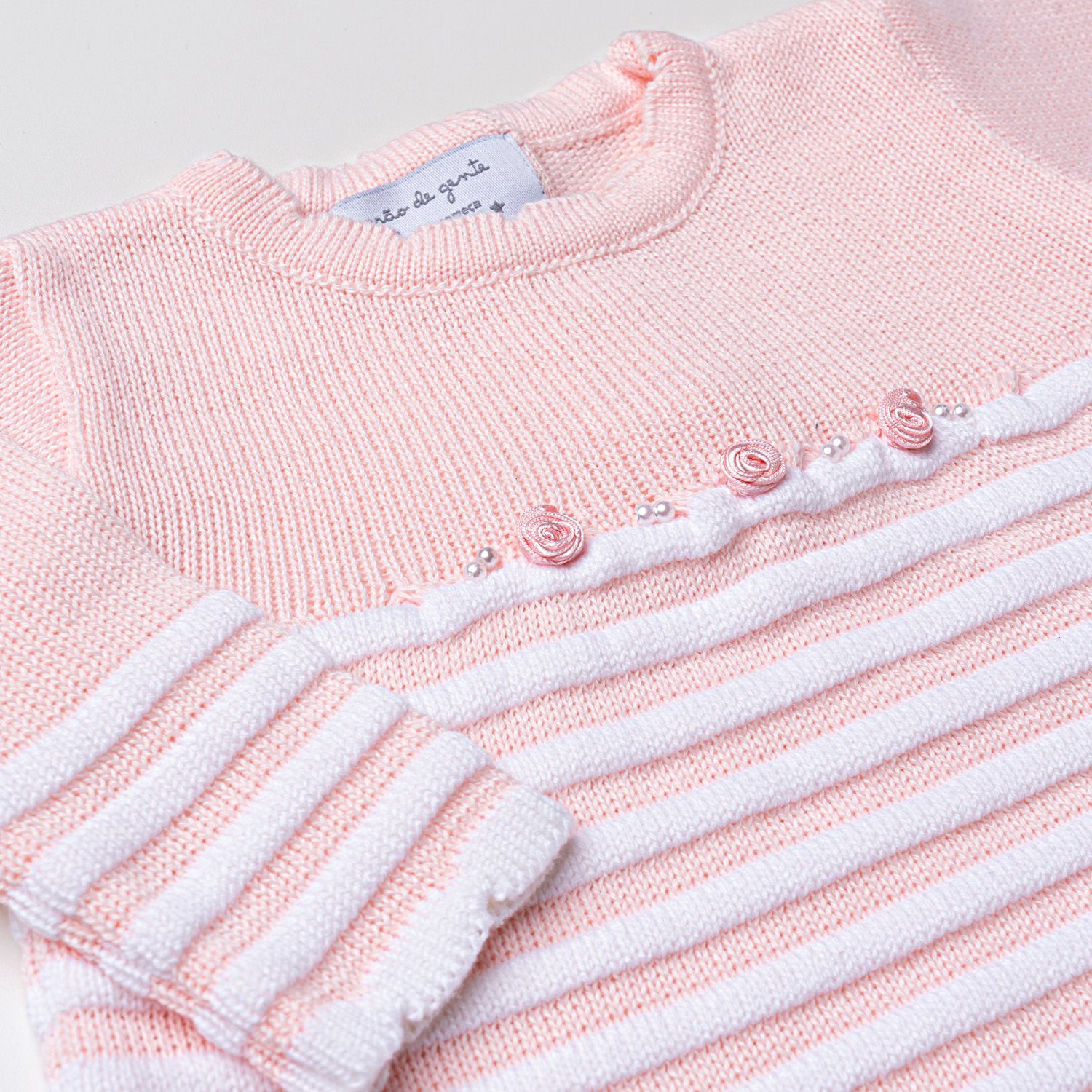 Saída Maternidade Tricot Vestido Listrado com Flores e Calça Branca 02 Peças