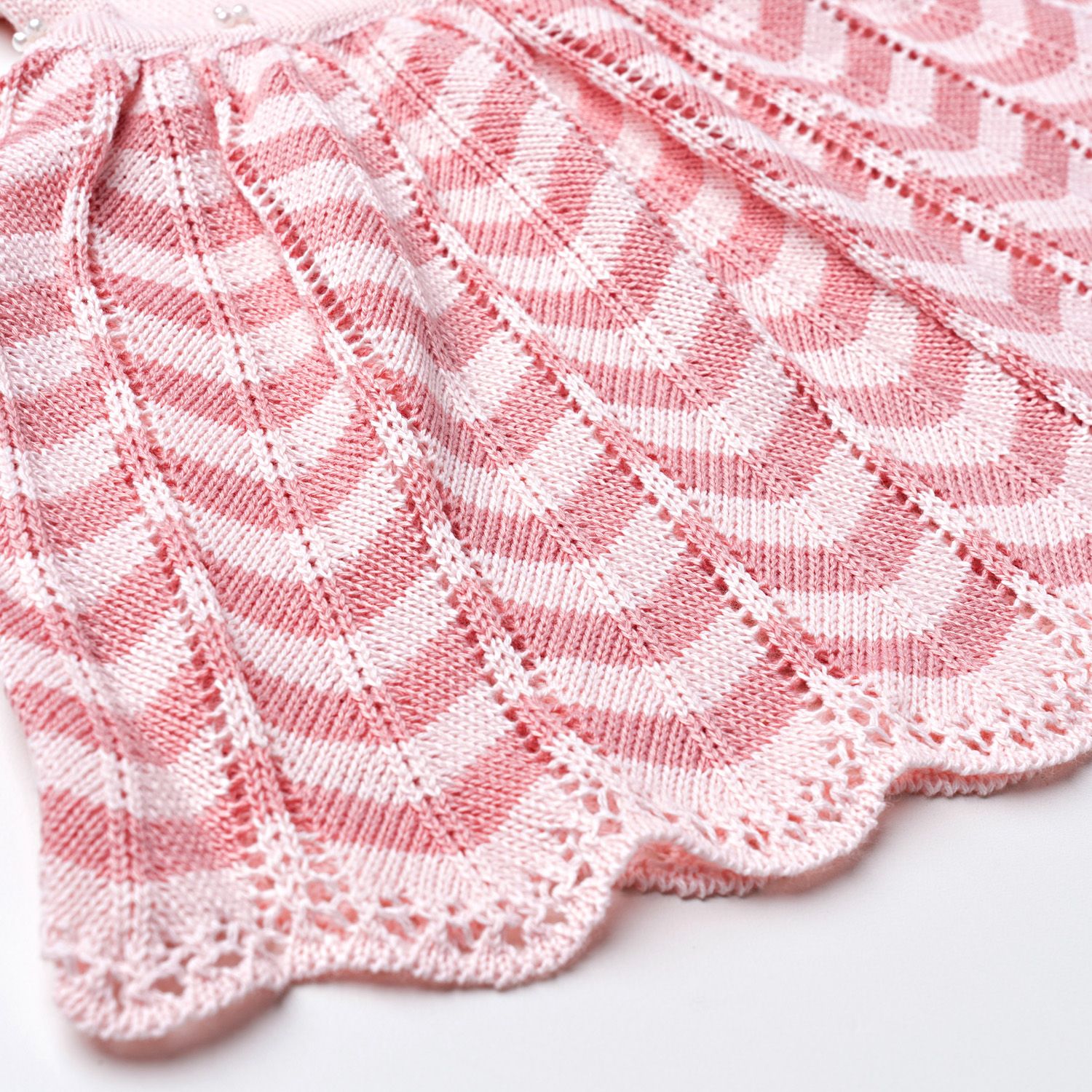 Vestido Tricot Plissado Chevron com Pérolas Rosa e Rosé