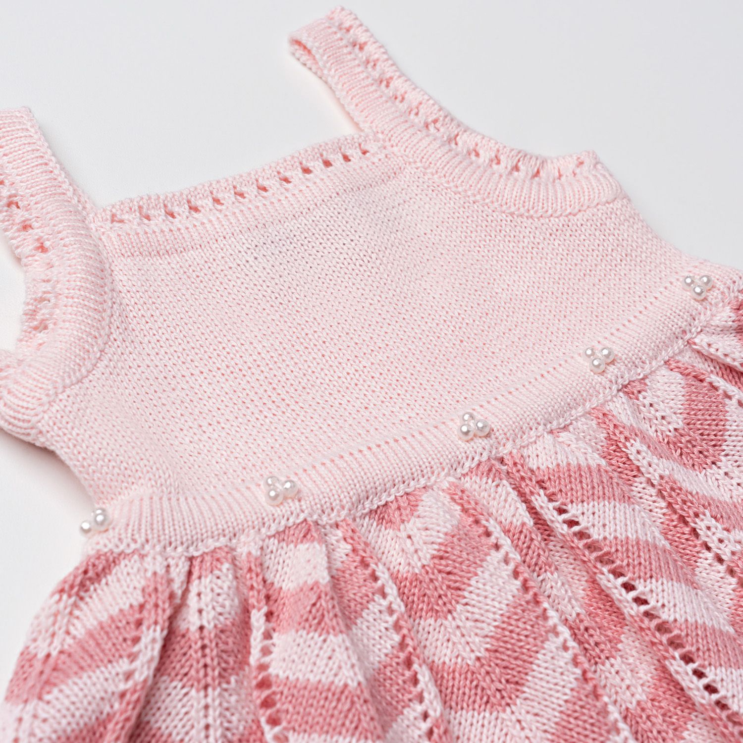 Vestido Tricot Plissado Chevron com Pérolas Rosa e Rosé