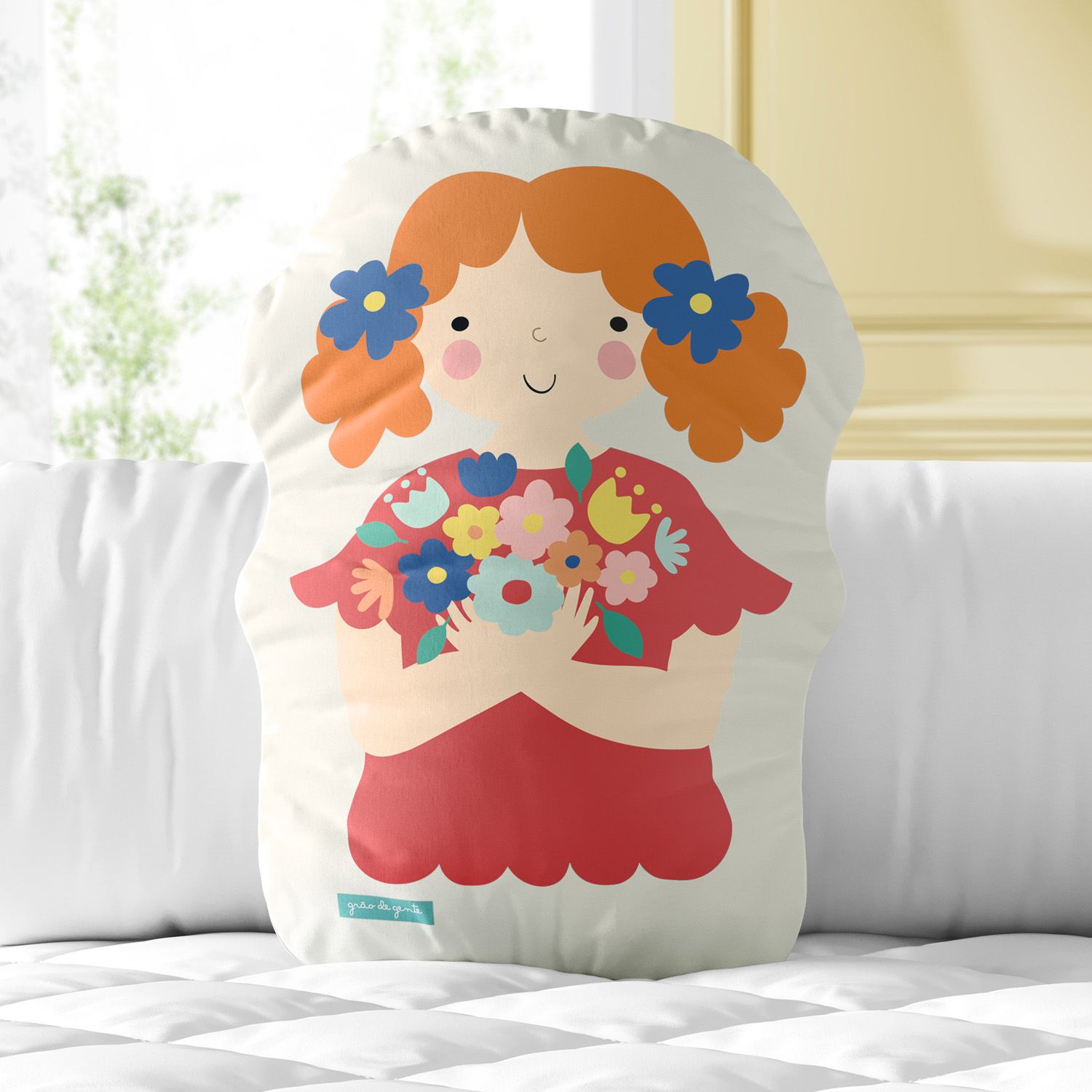 Almofada Menina Flor Margarida com Buquê 33cm