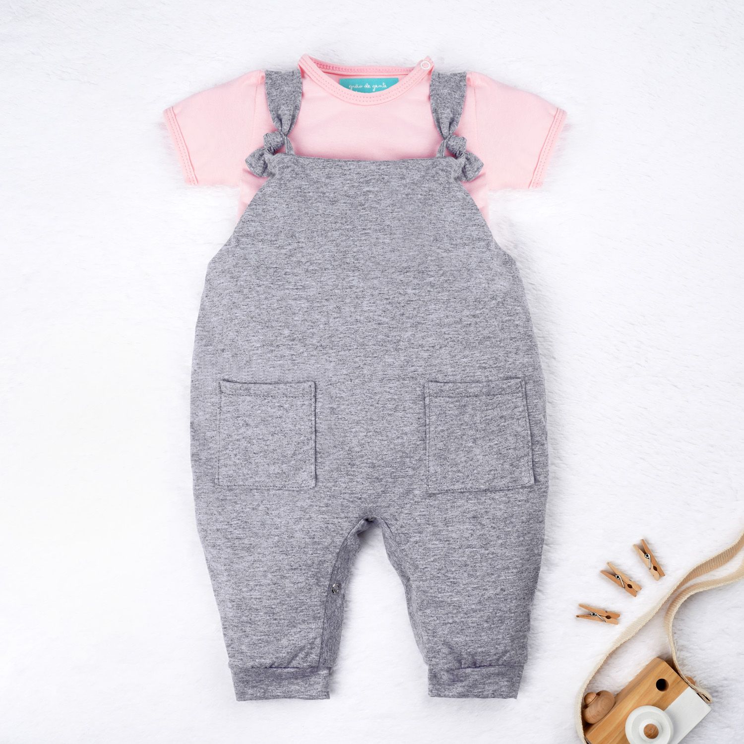 Conjunto Jardineira e Body Manga Longa Baby Basics Verde e Cinza 02 Peças