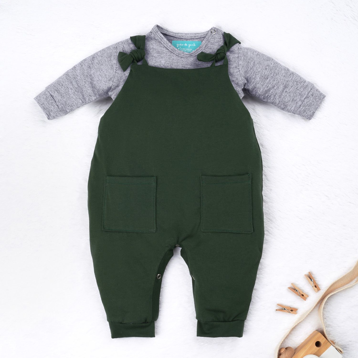 Conjunto Jardineira e Body Manga Longa Baby Basics Verde e Cinza 02 Peças