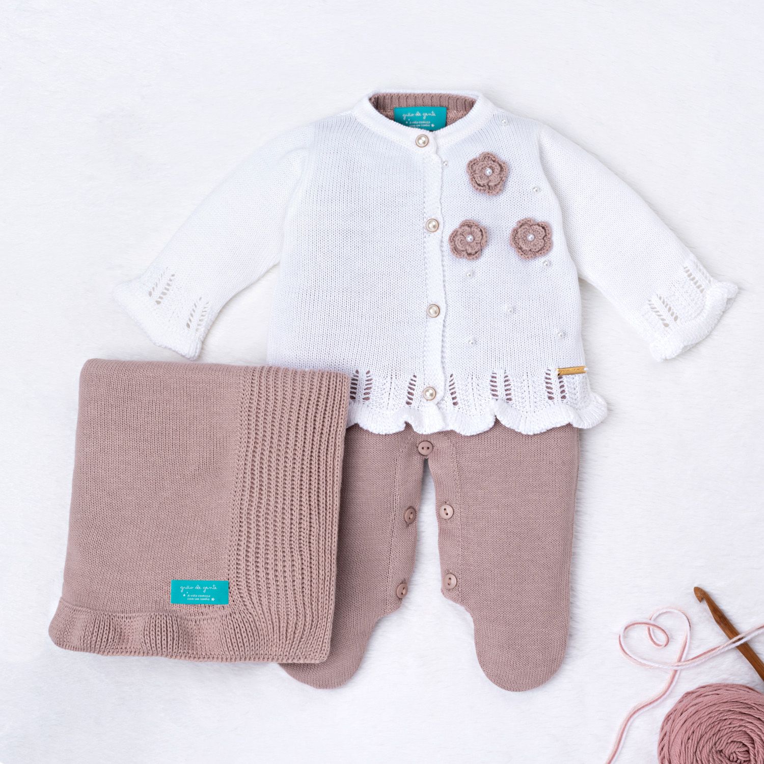 Saída Maternidade Tricot Ladylike Flor e Pérola Nude Rosé 03 Peças