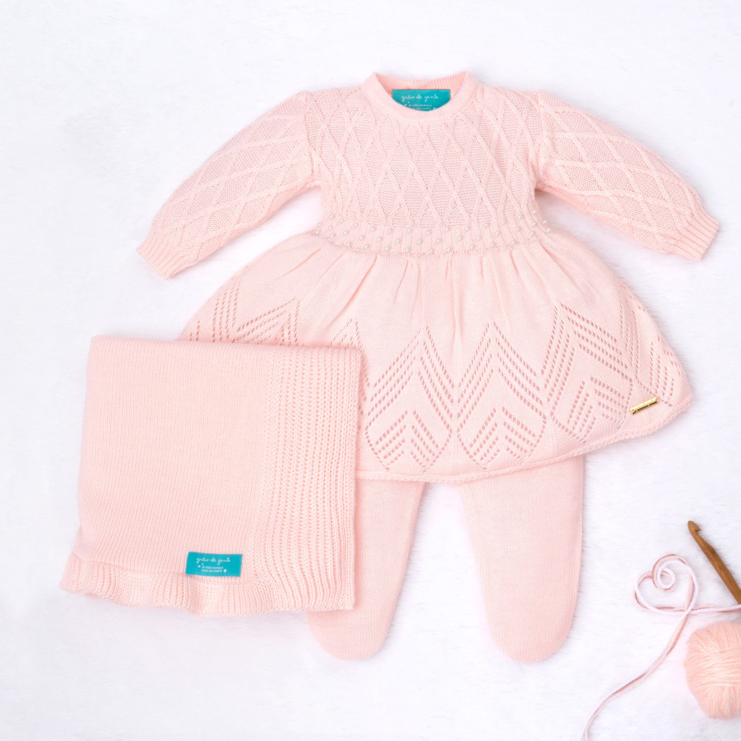 Saída Maternidade Tricot Primeiro Vestidinho com Pérolas Rosa 03 Peças