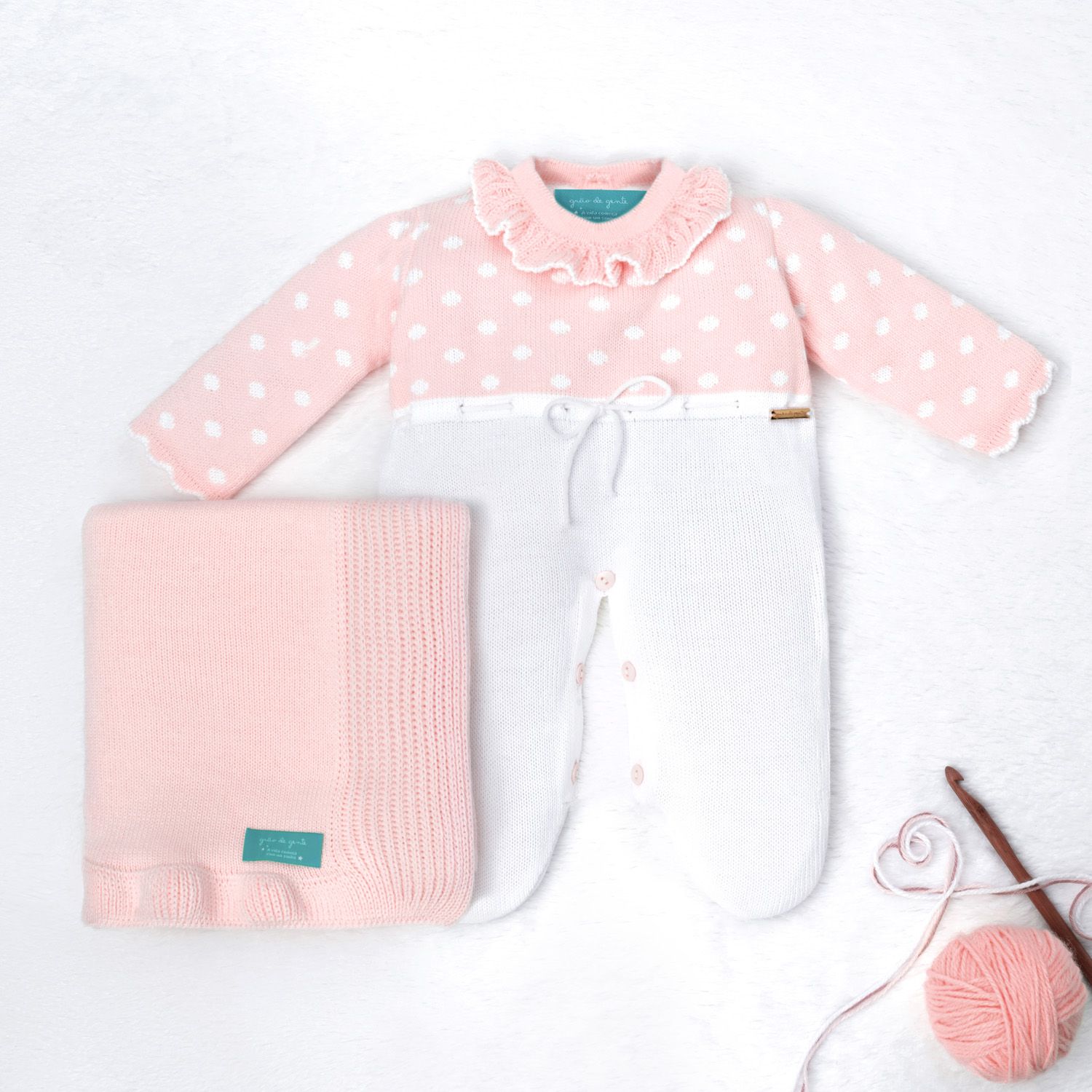 Saída Maternidade Tricot Poá Gola Babado Rosa 02 Peças