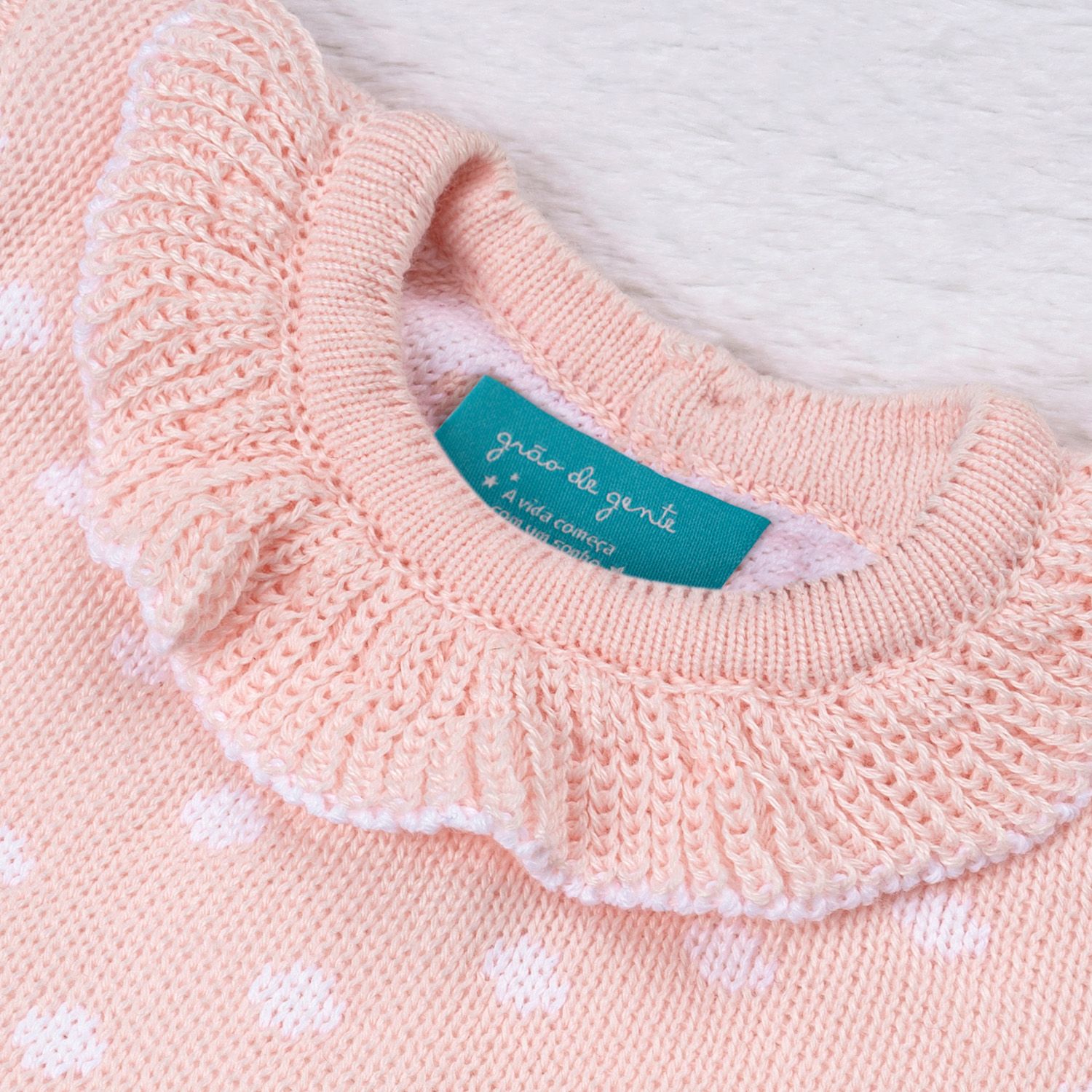 Macacão Tricot Poá Gola Babado Rosa