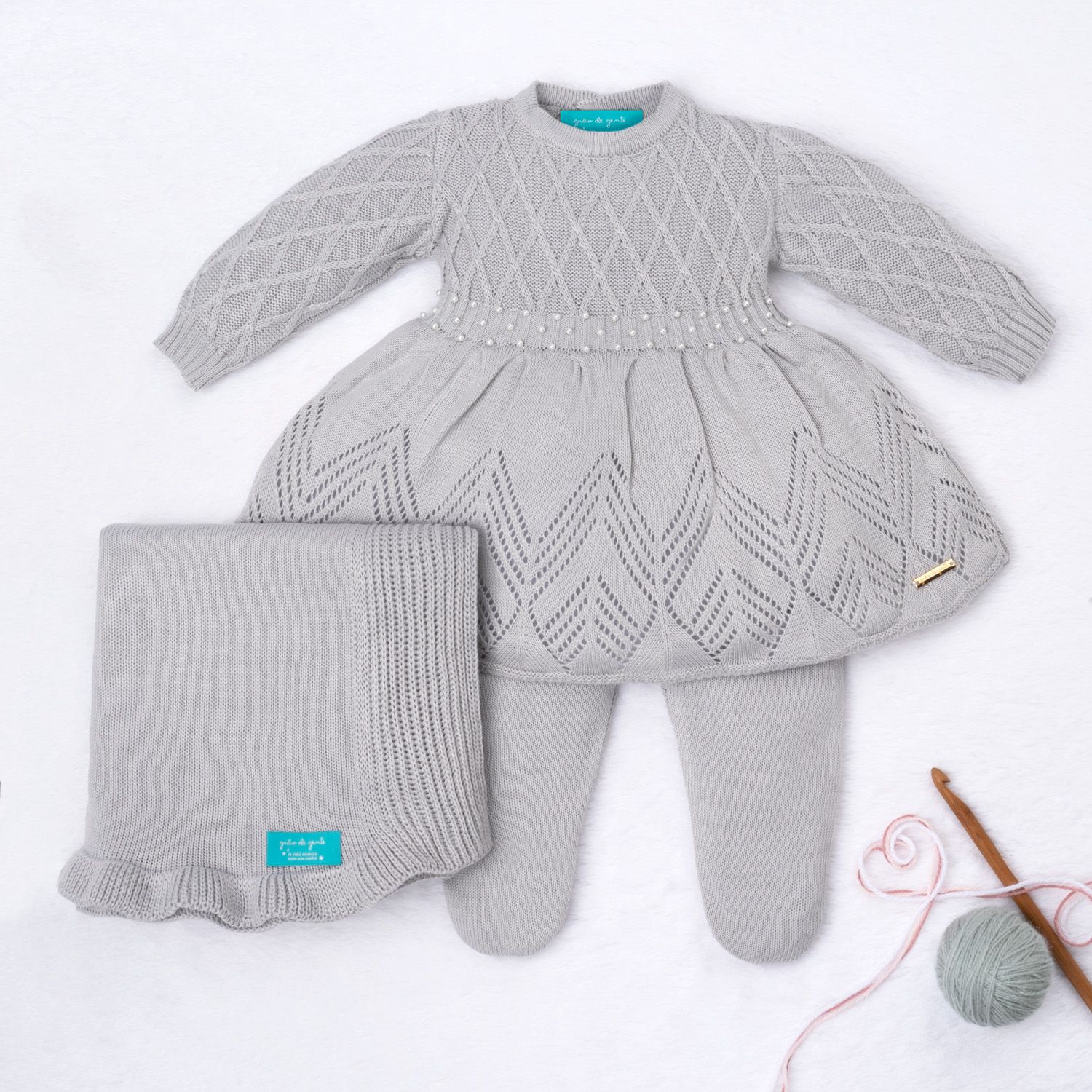 Saída Maternidade Tricot Primeiro Vestidinho com Pérolas Rosa 03 Peças