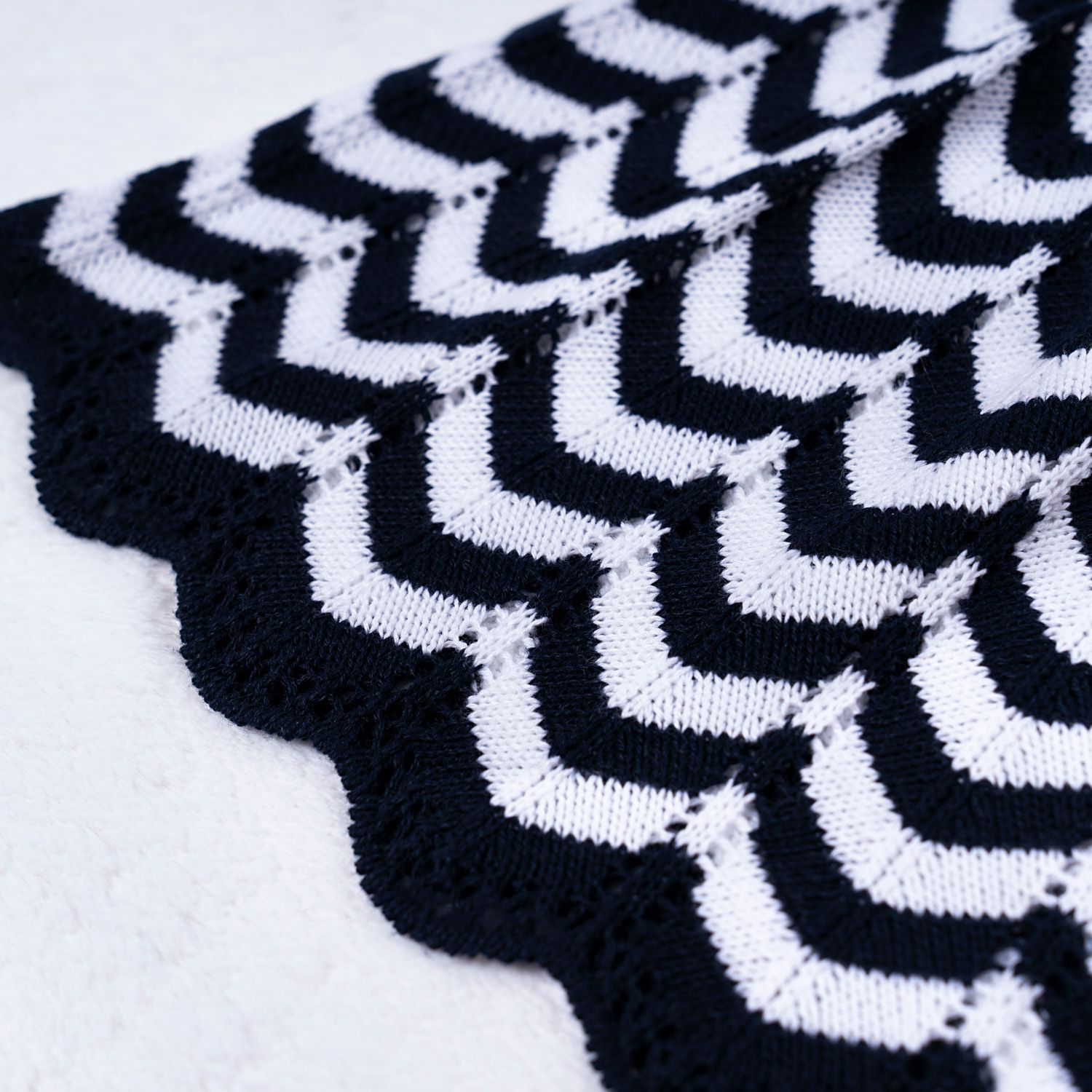 Vestido Tricot Plissado Chevron com Pérolas Rosa e Rosé