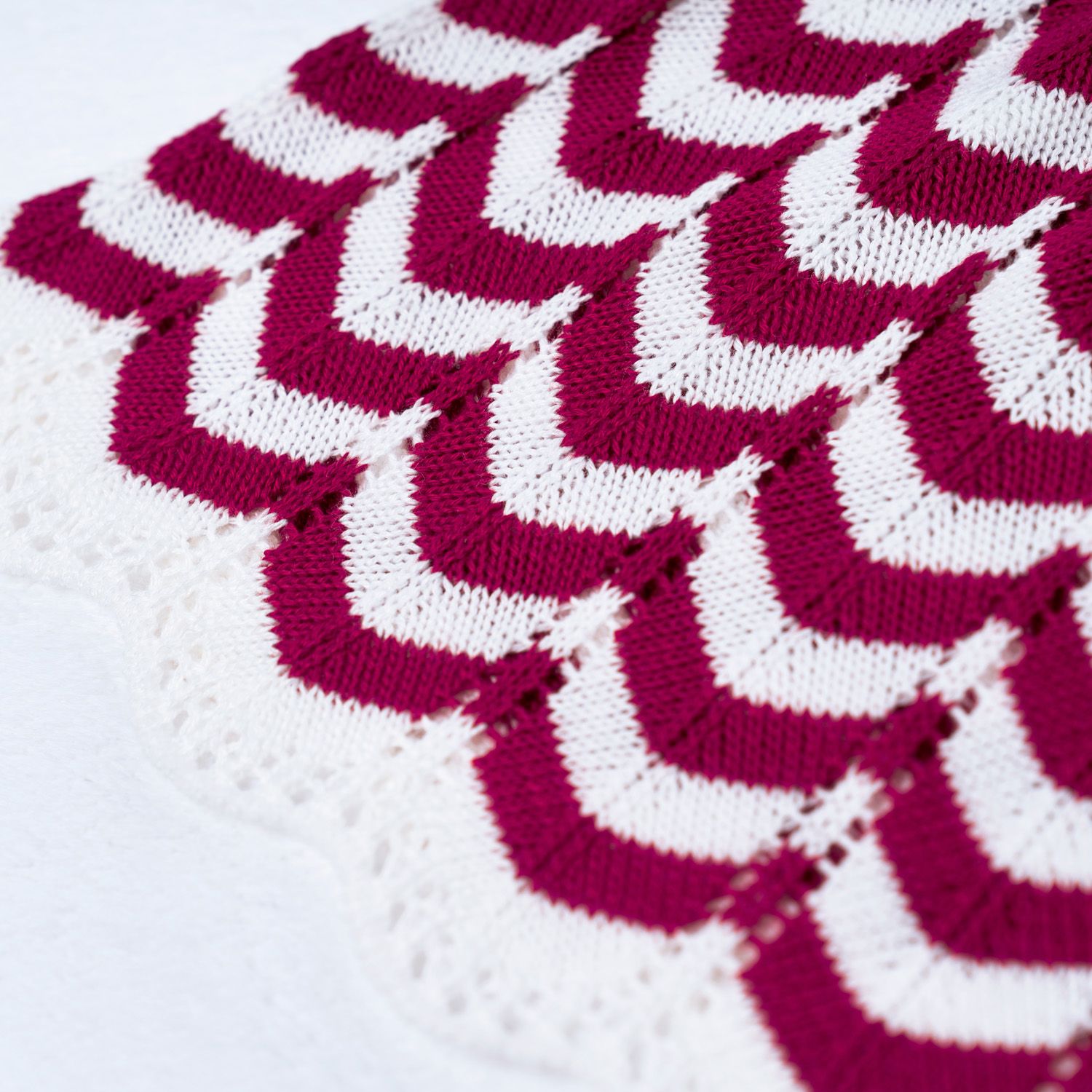 Vestido Tricot Plissado Chevron com Pérolas Rosa e Rosé