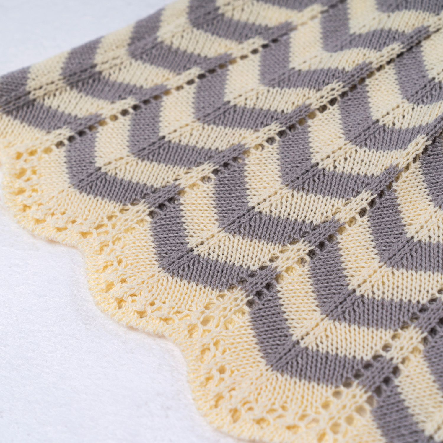 Vestido Tricot Plissado Chevron com Pérolas Rosa e Rosé