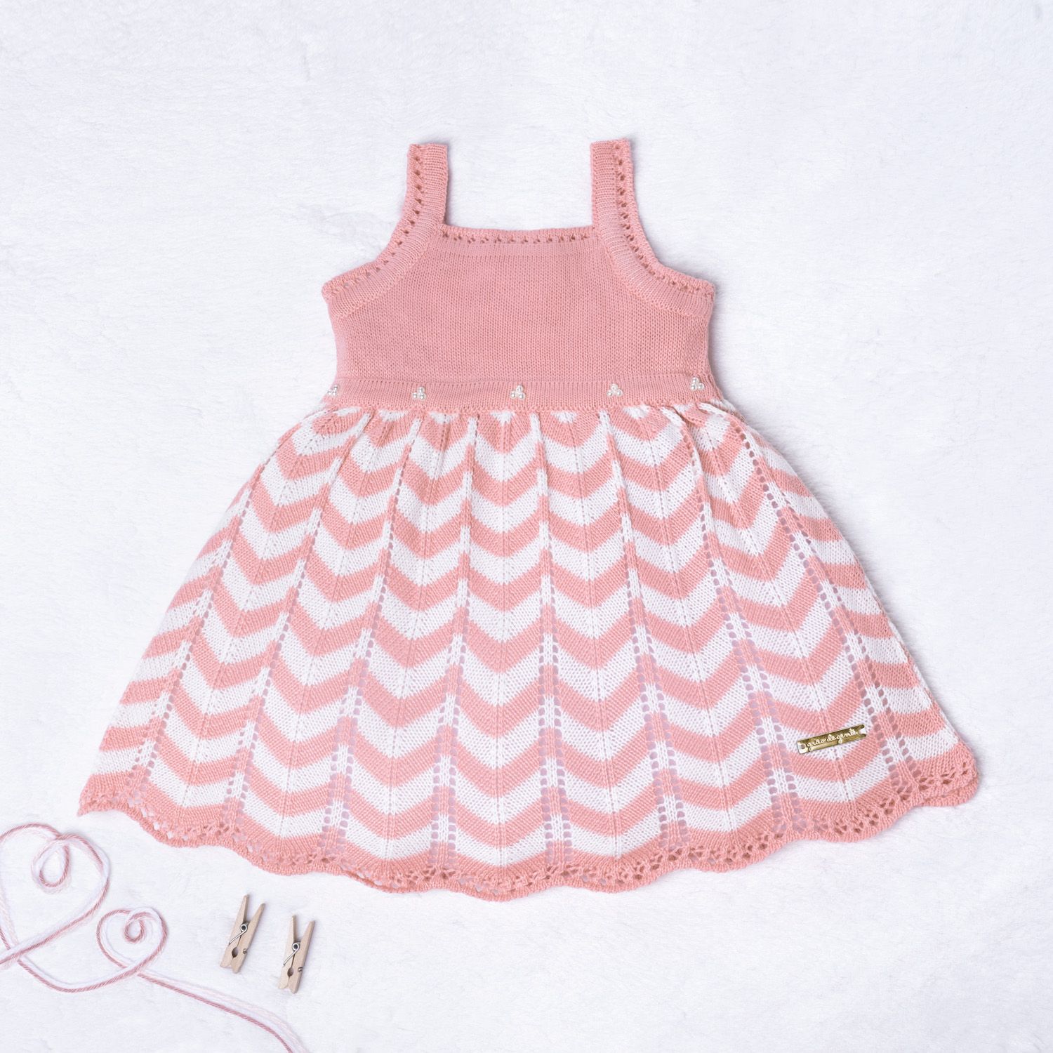 Vestido Tricot Plissado Chevron com Pérolas Rosa e Rosé