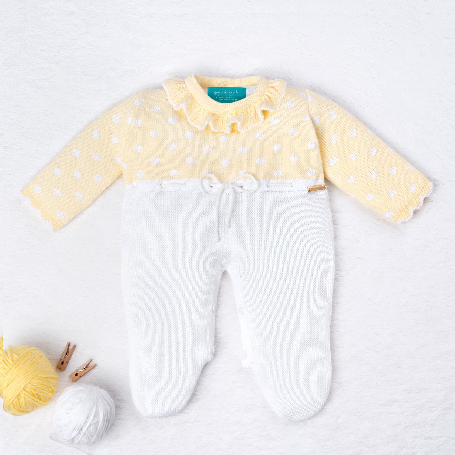 Macacão Tricot Poá Gola Babado Rosa